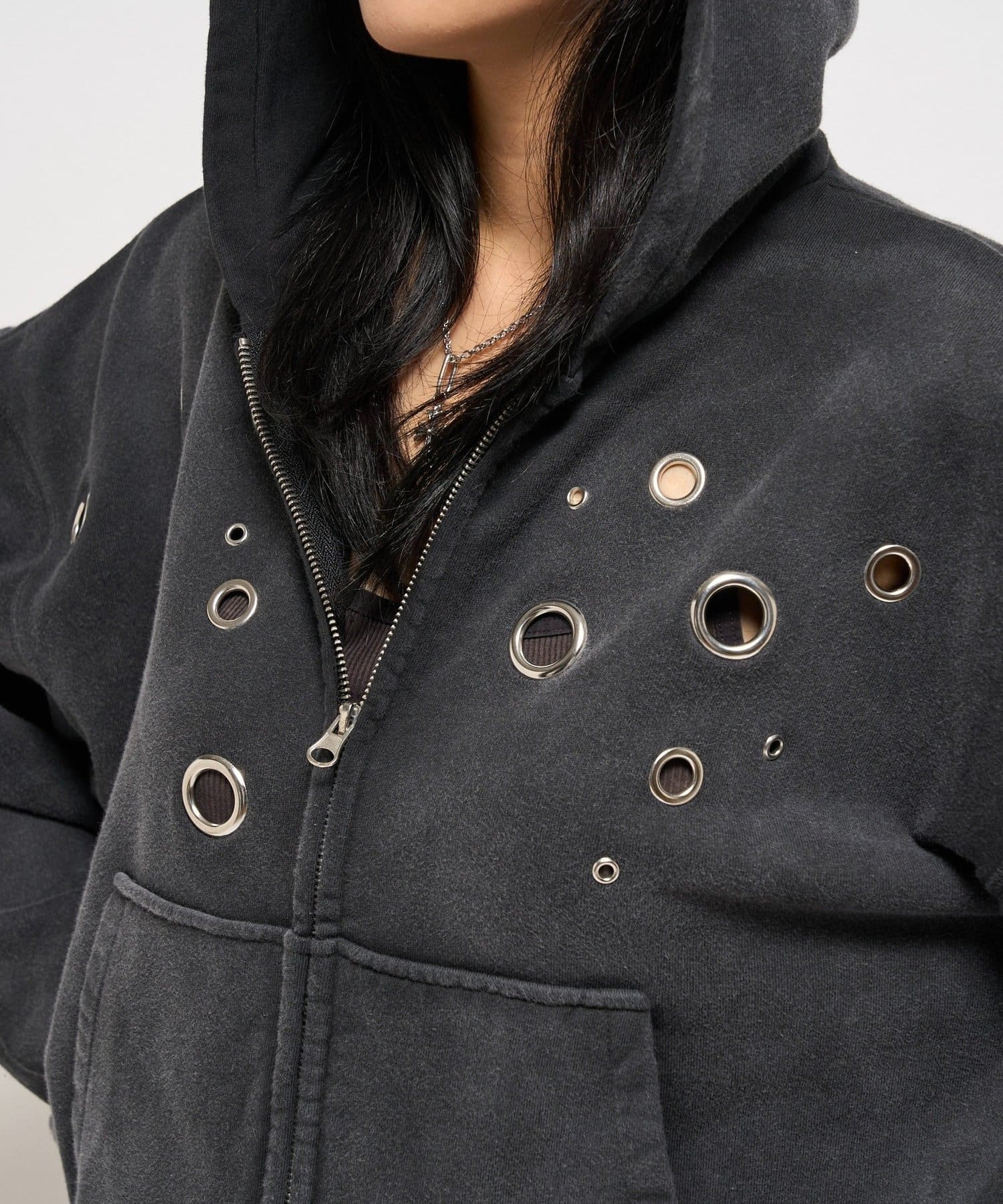 WHO’S WHO gallery(フーズフーギャラリー) EYELET ZIP HOODIE