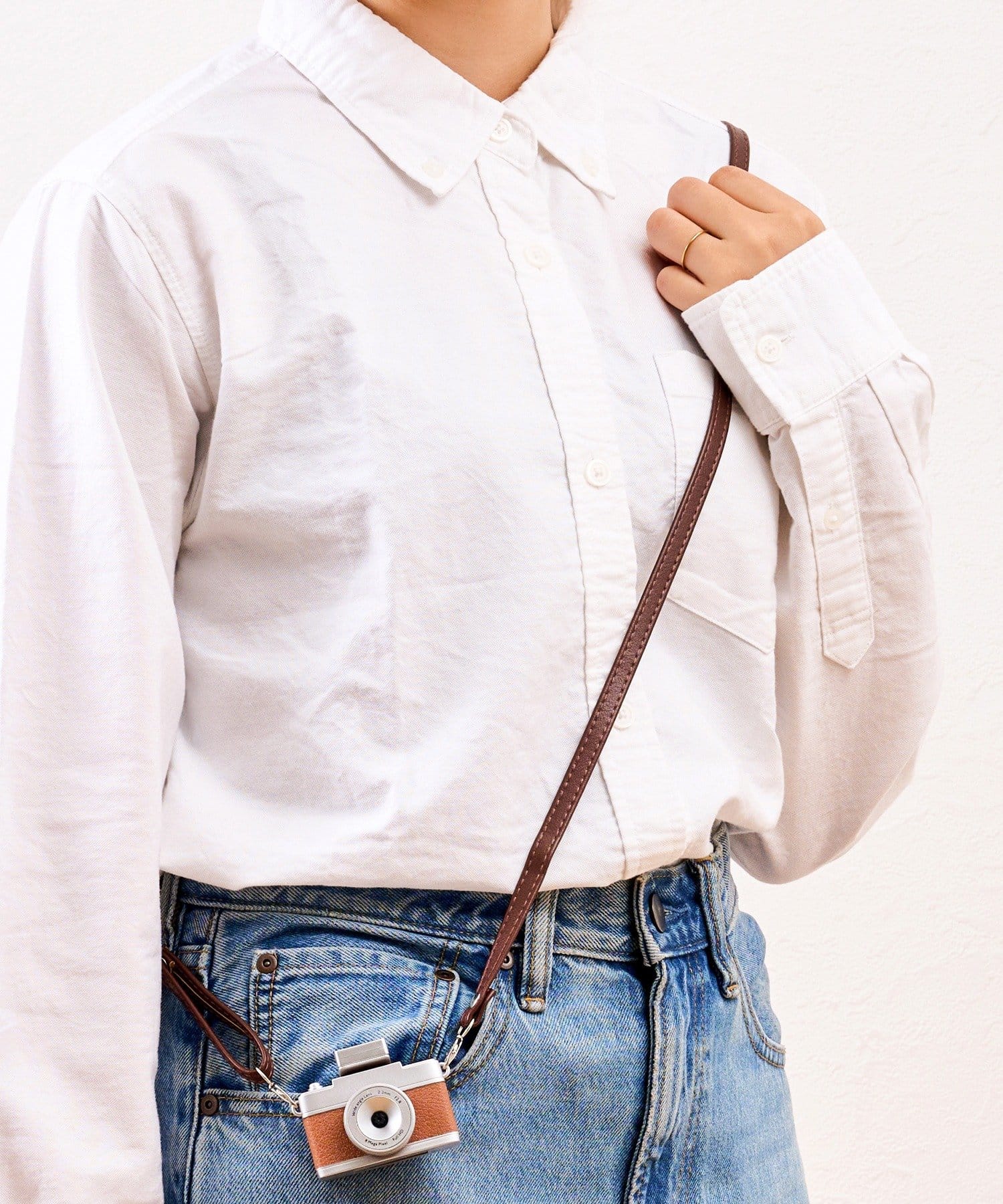 3COINS(スリーコインズ) カメラ用フェイクレザーストラップ