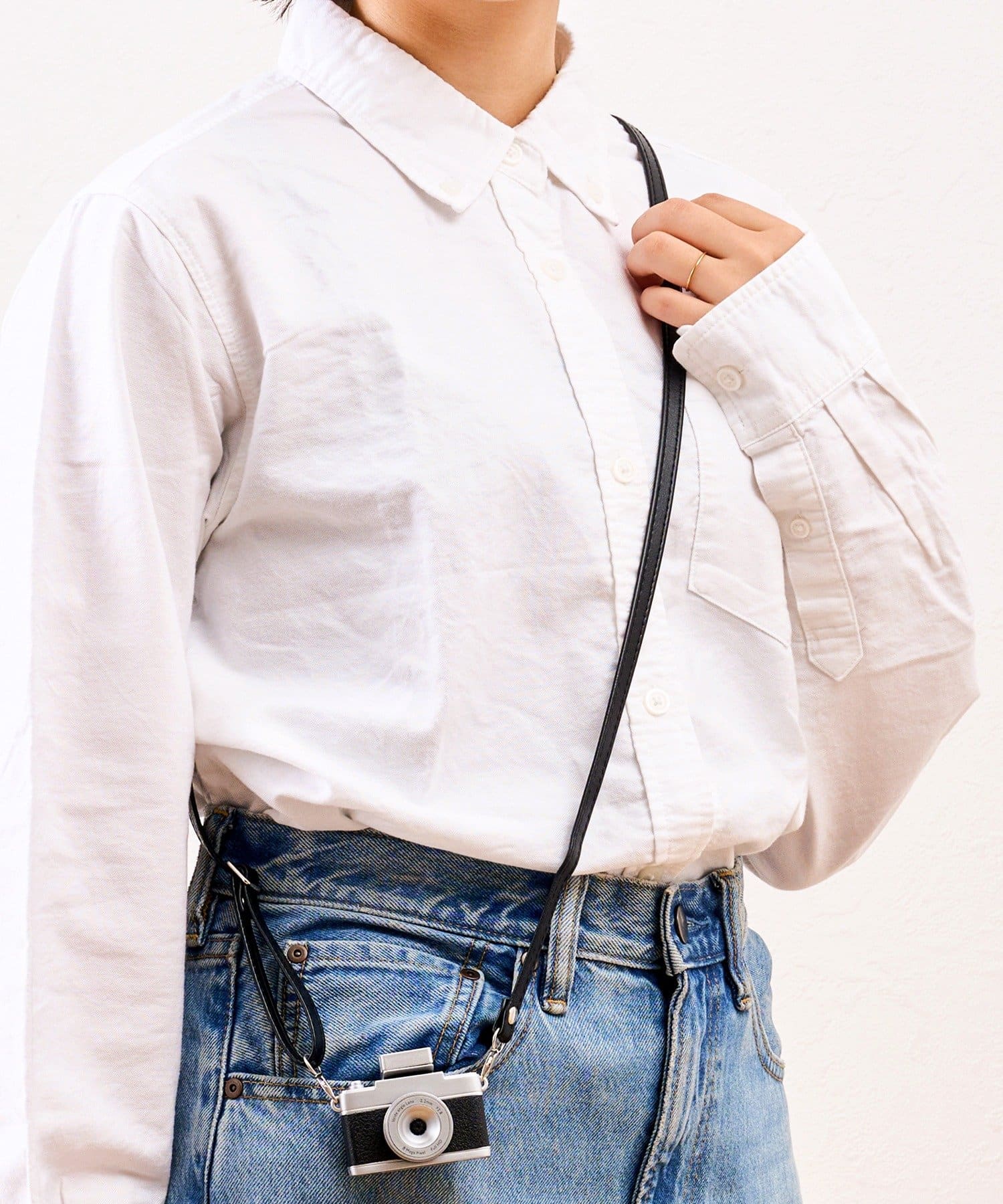 3COINS(スリーコインズ) カメラ用フェイクレザーストラップ