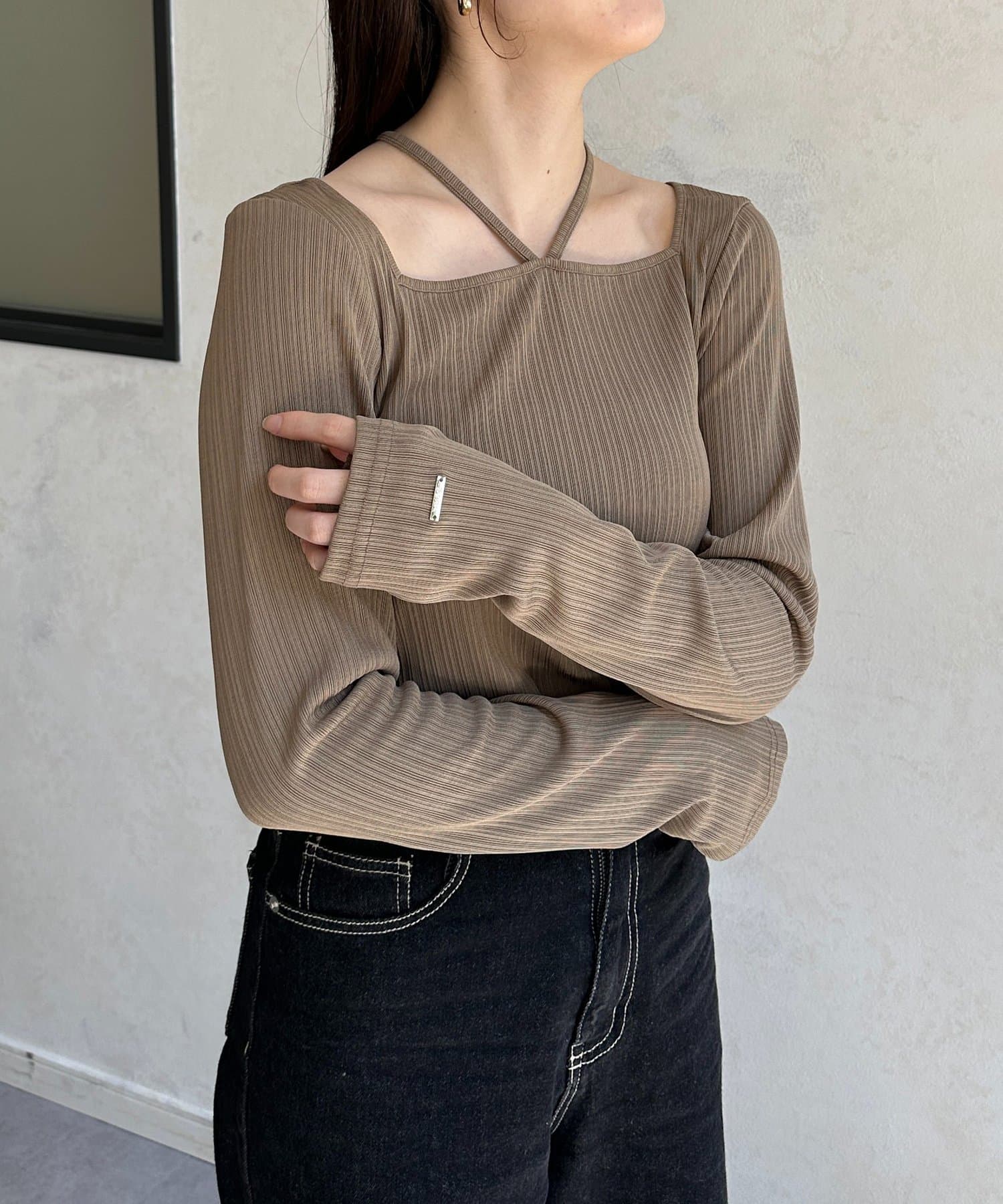 Thevon.(ゼヴォン) チャーム付きホルターネックリブプルオーバー