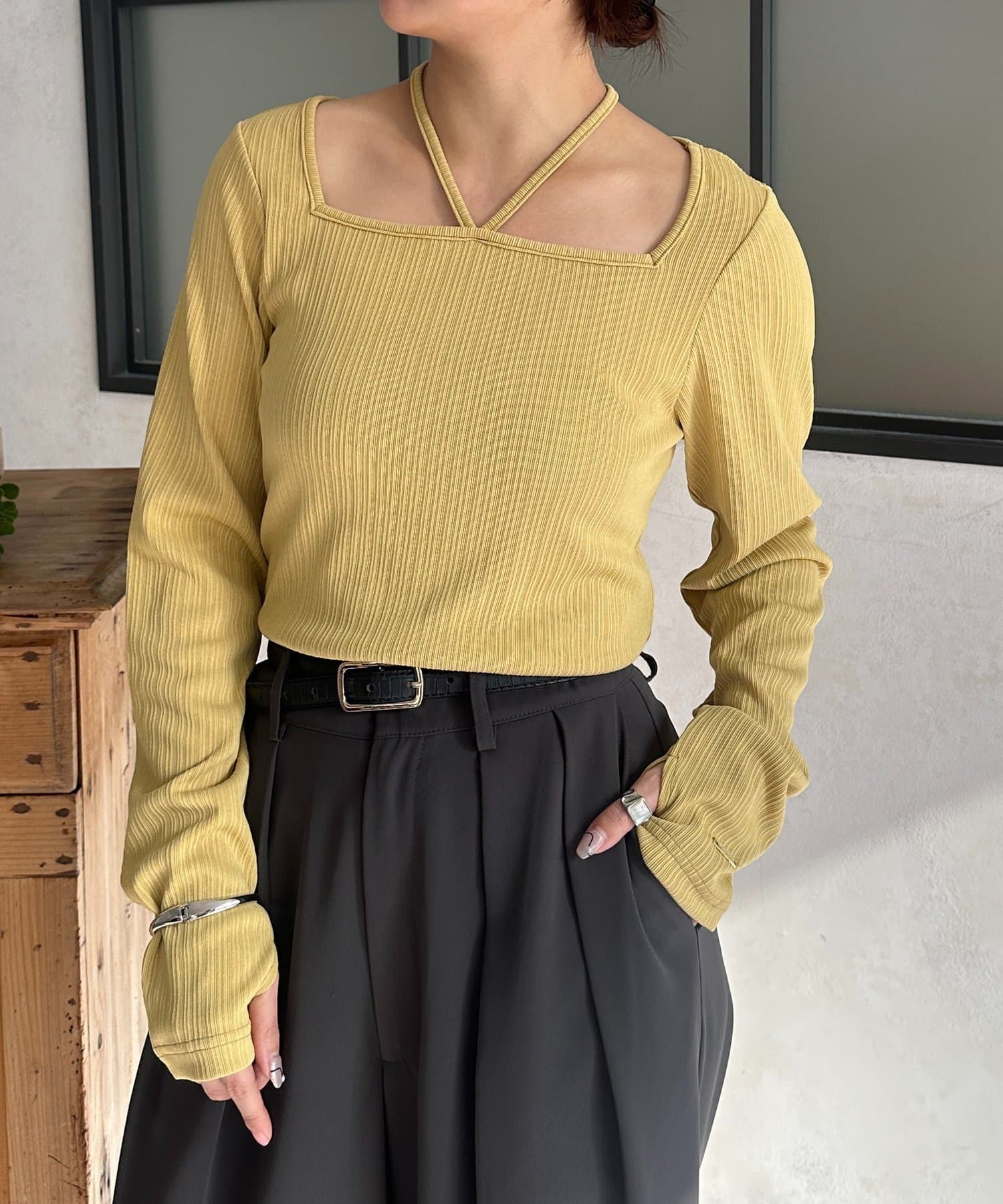 Thevon.(ゼヴォン) チャーム付きホルターネックリブプルオーバー