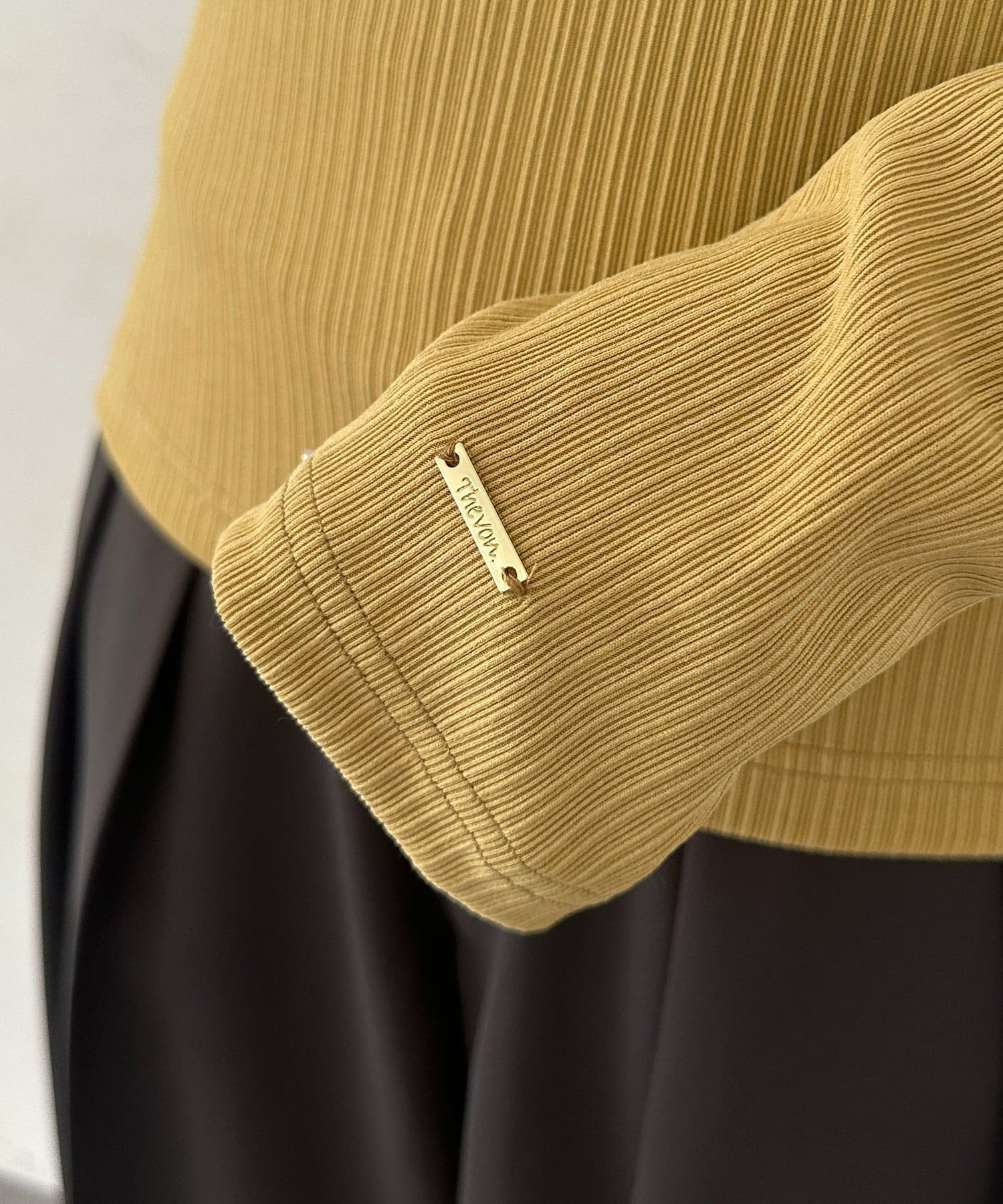 Thevon.(ゼヴォン) チャーム付きホルターネックリブプルオーバー