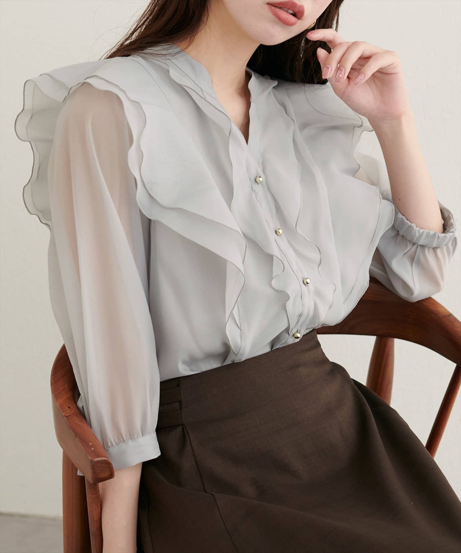 natural couture(ナチュラルクチュール) ラッフルフリルキーネック7分袖ブラウス