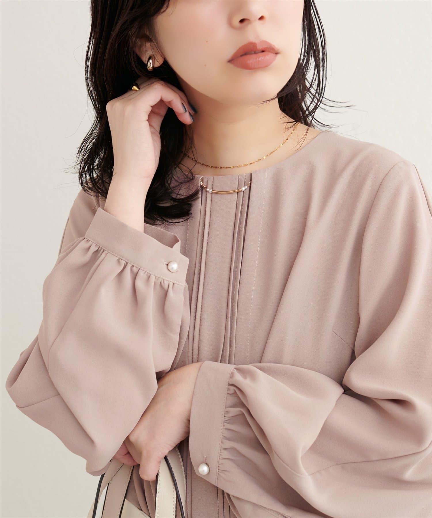 natural couture(ナチュラルクチュール) ゴールドバー付き袖くしゅ2WAYブラウス