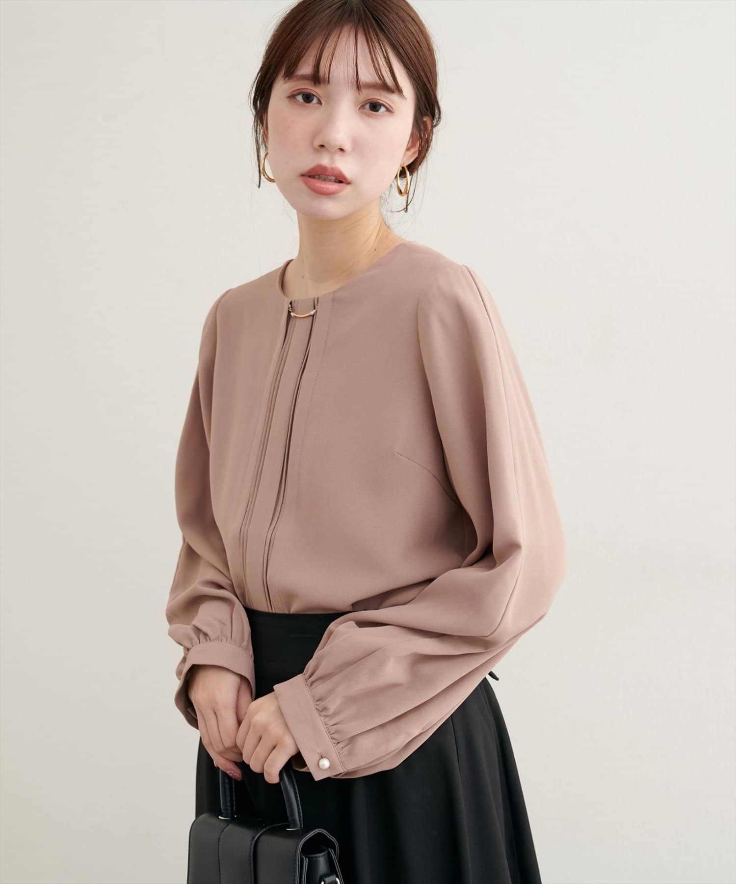 natural couture(ナチュラルクチュール) ゴールドバー付き袖くしゅ2WAYブラウス