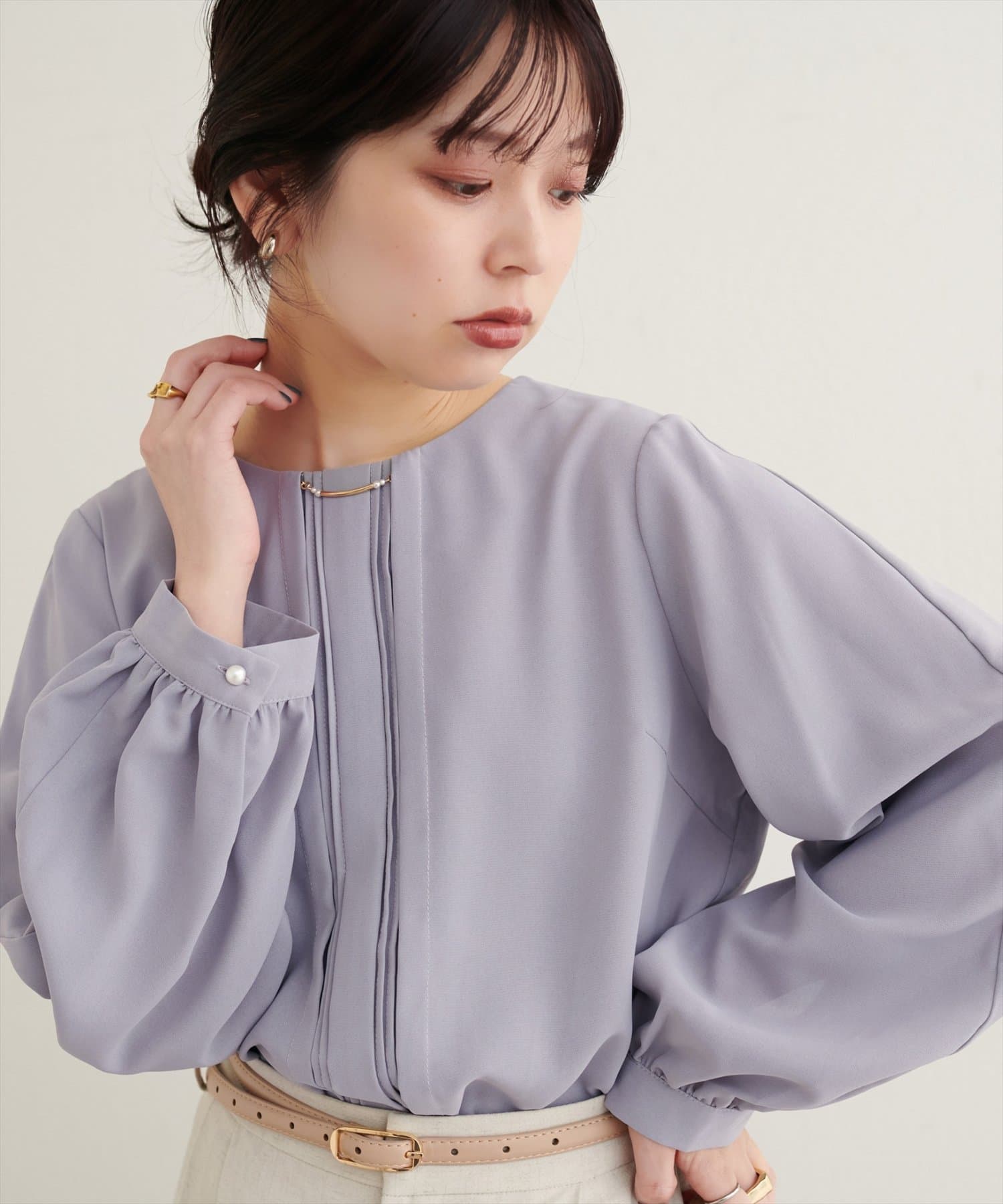 natural couture(ナチュラルクチュール) ゴールドバー付き袖くしゅ2WAYブラウス