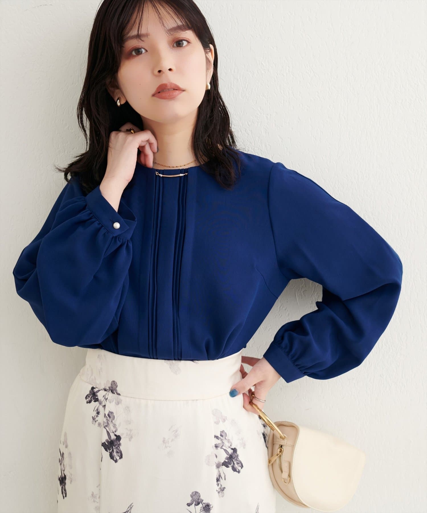 natural couture(ナチュラルクチュール) ゴールドバー付き袖くしゅ2WAYブラウス
