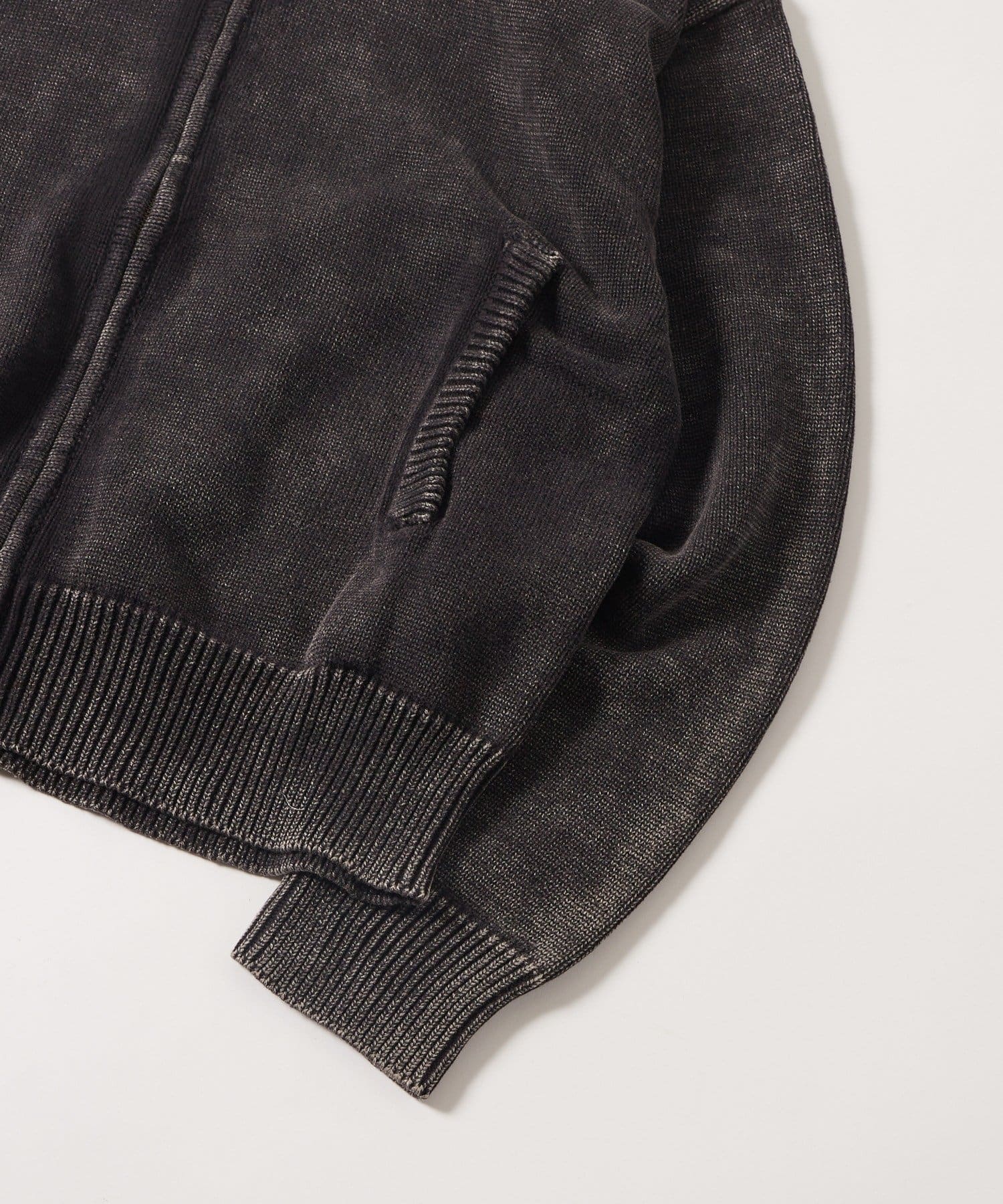 WHO’S WHO gallery(フーズフーギャラリー) KOOKYNピグメント加工ジップニットパーカー