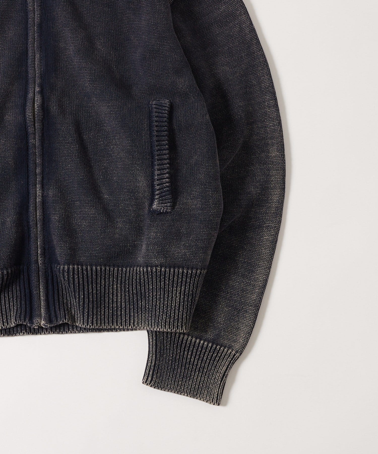 WHO’S WHO gallery(フーズフーギャラリー) KOOKYNピグメント加工ジップニットパーカー