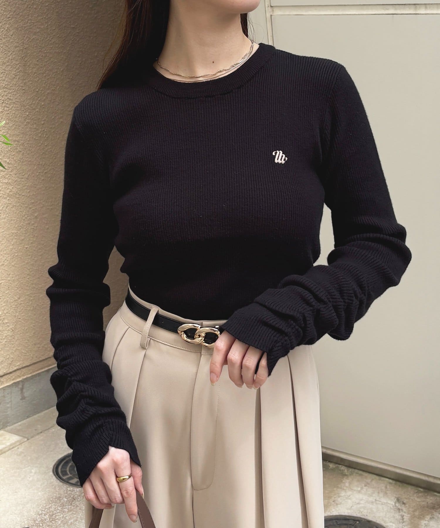 Thevon.(ゼヴォン) 袖シャーリングロゴ刺繍リブニット