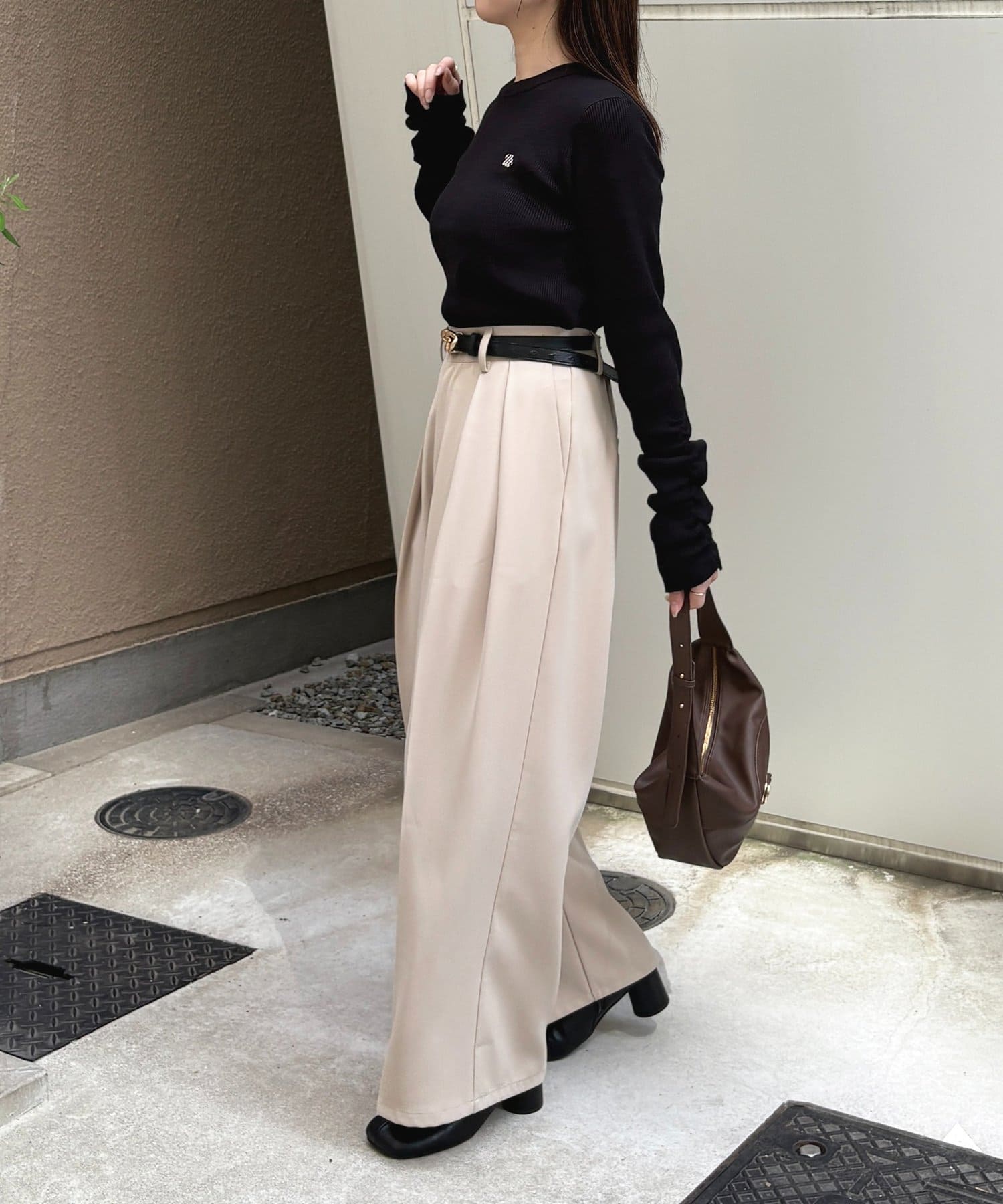 Thevon.(ゼヴォン) 袖シャーリングロゴ刺繍リブニット