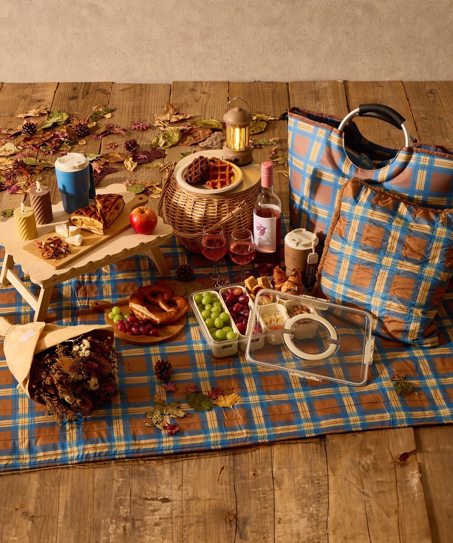 3COINS(スリーコインズ) ストラップ付ステンレスタンブラー：420ml／Autumn Picnic