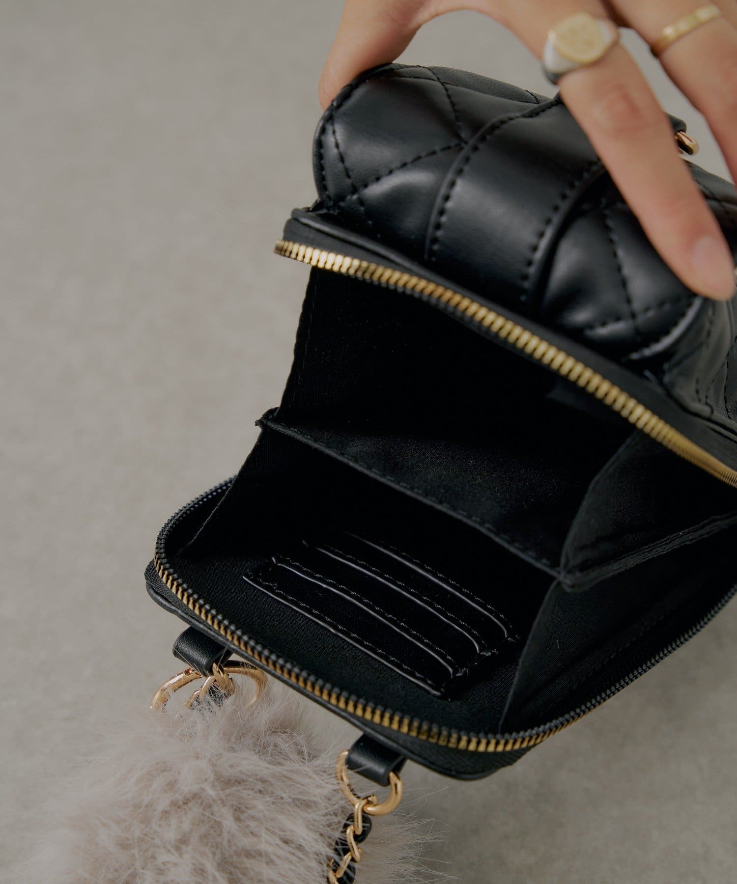 Chico(チコ) ファーチャーム付きキルティングスマホポーチ