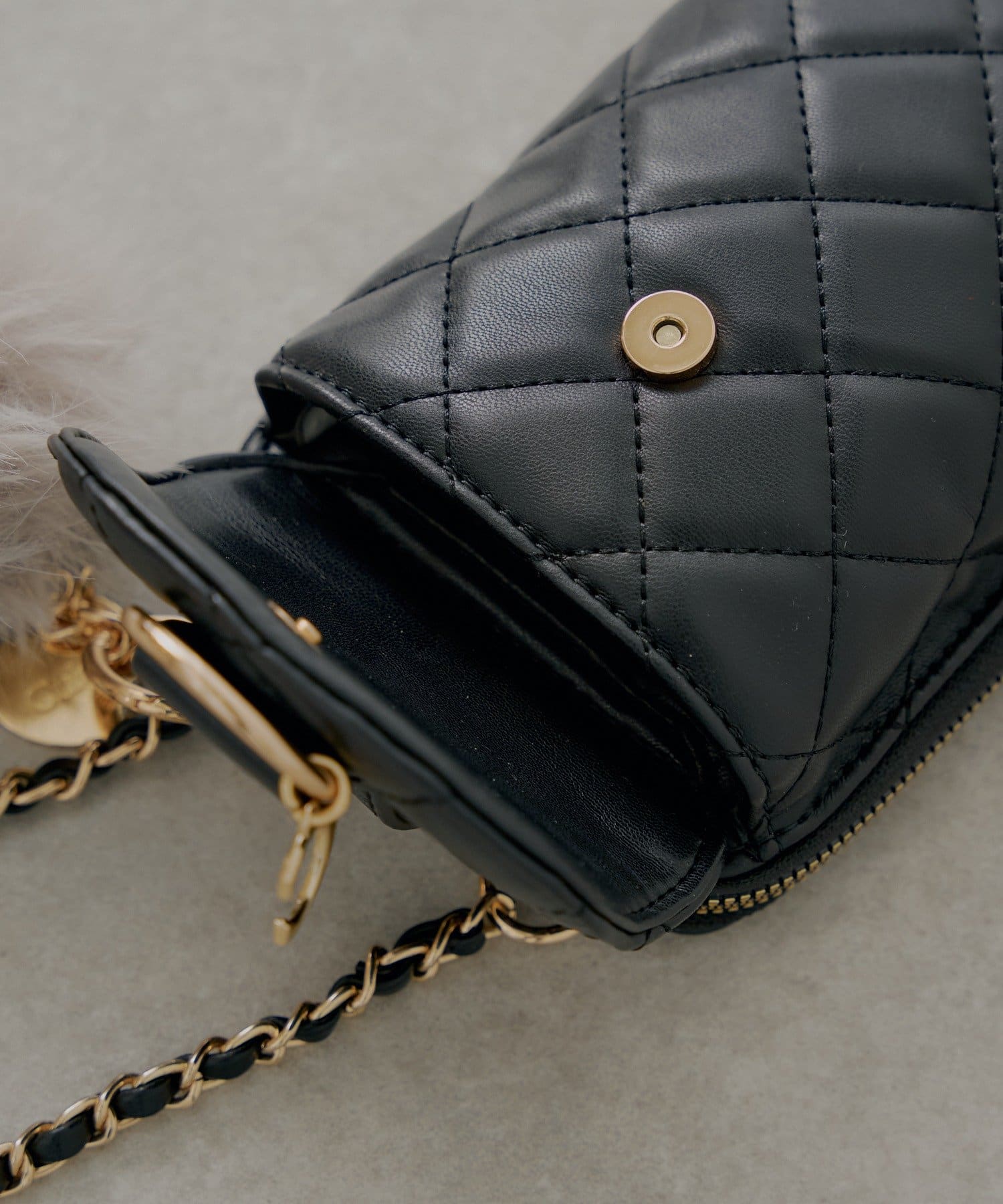 Chico(チコ) ファーチャーム付きキルティングスマホポーチ