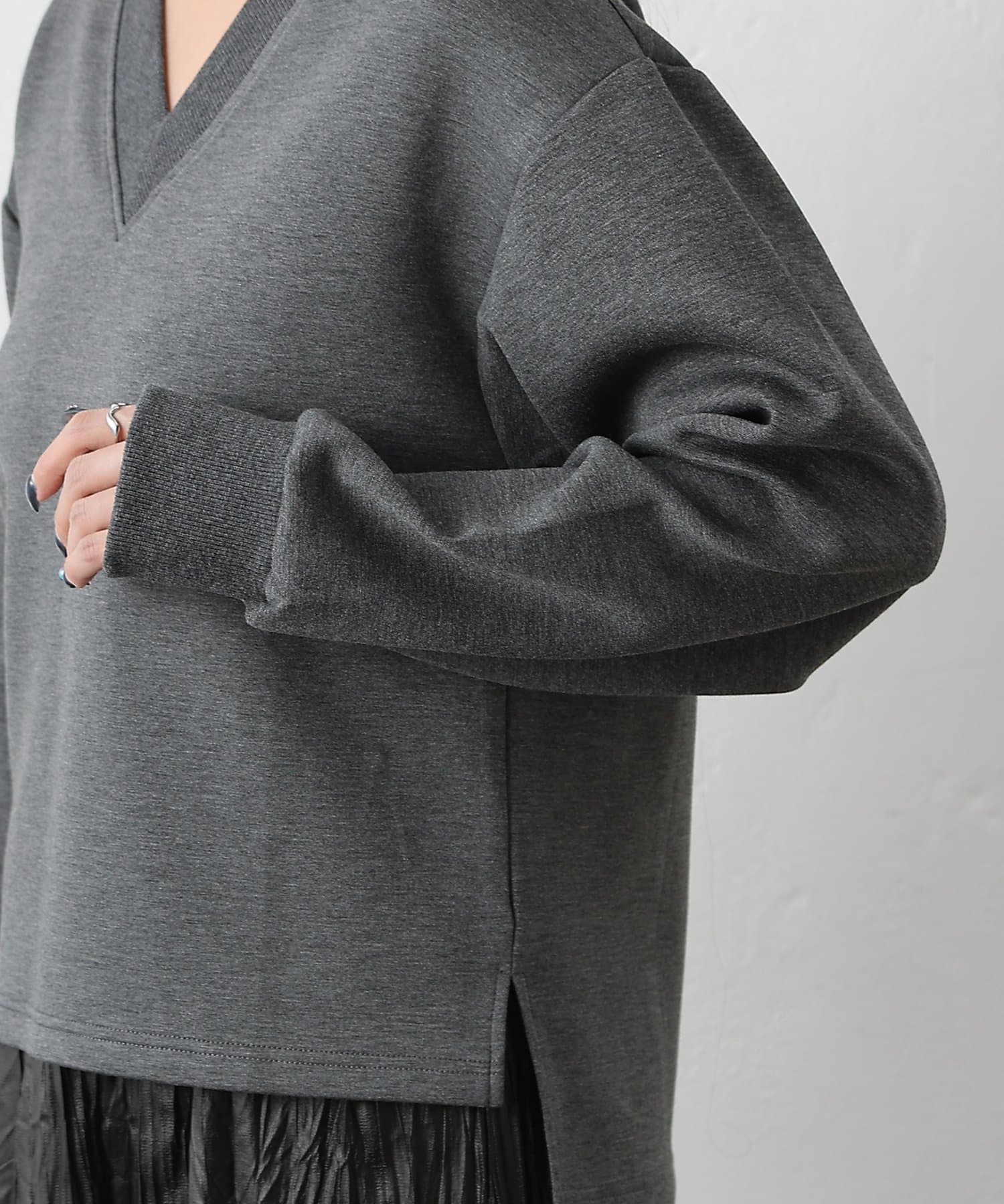 COLONY 2139(コロニー トゥーワンスリーナイン) ダンボールVネックプルオーバー