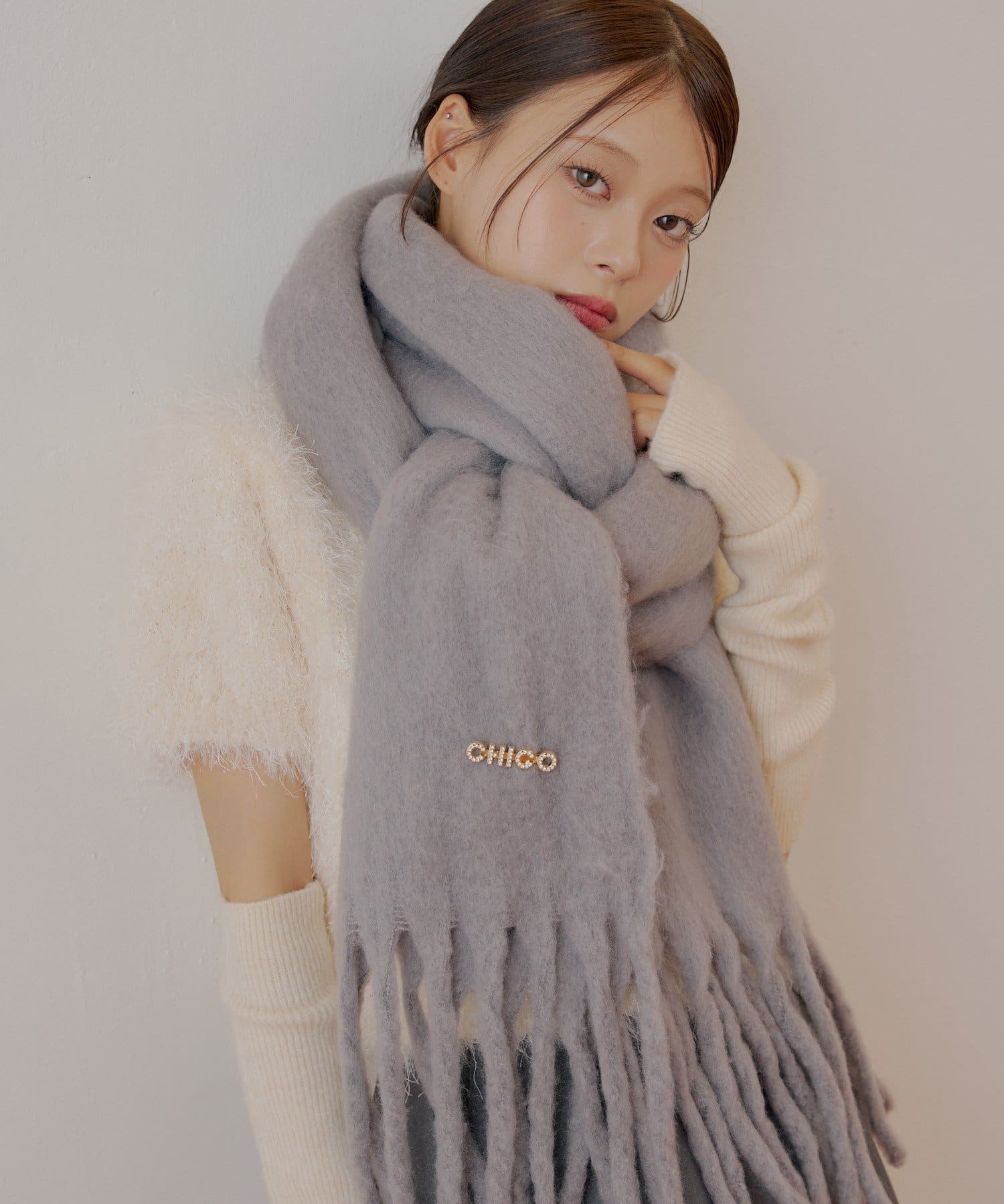 Chico(チコ) ブローチ付きフリンジストールマフラー