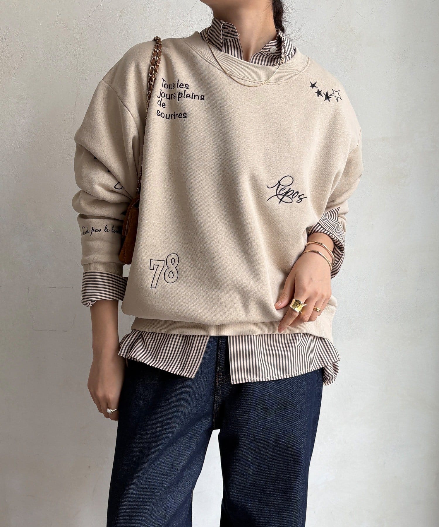 DOUDOU(ドゥドゥ) 【WEB限定】裏毛裏起毛ランダム刺繍ロゴトップス