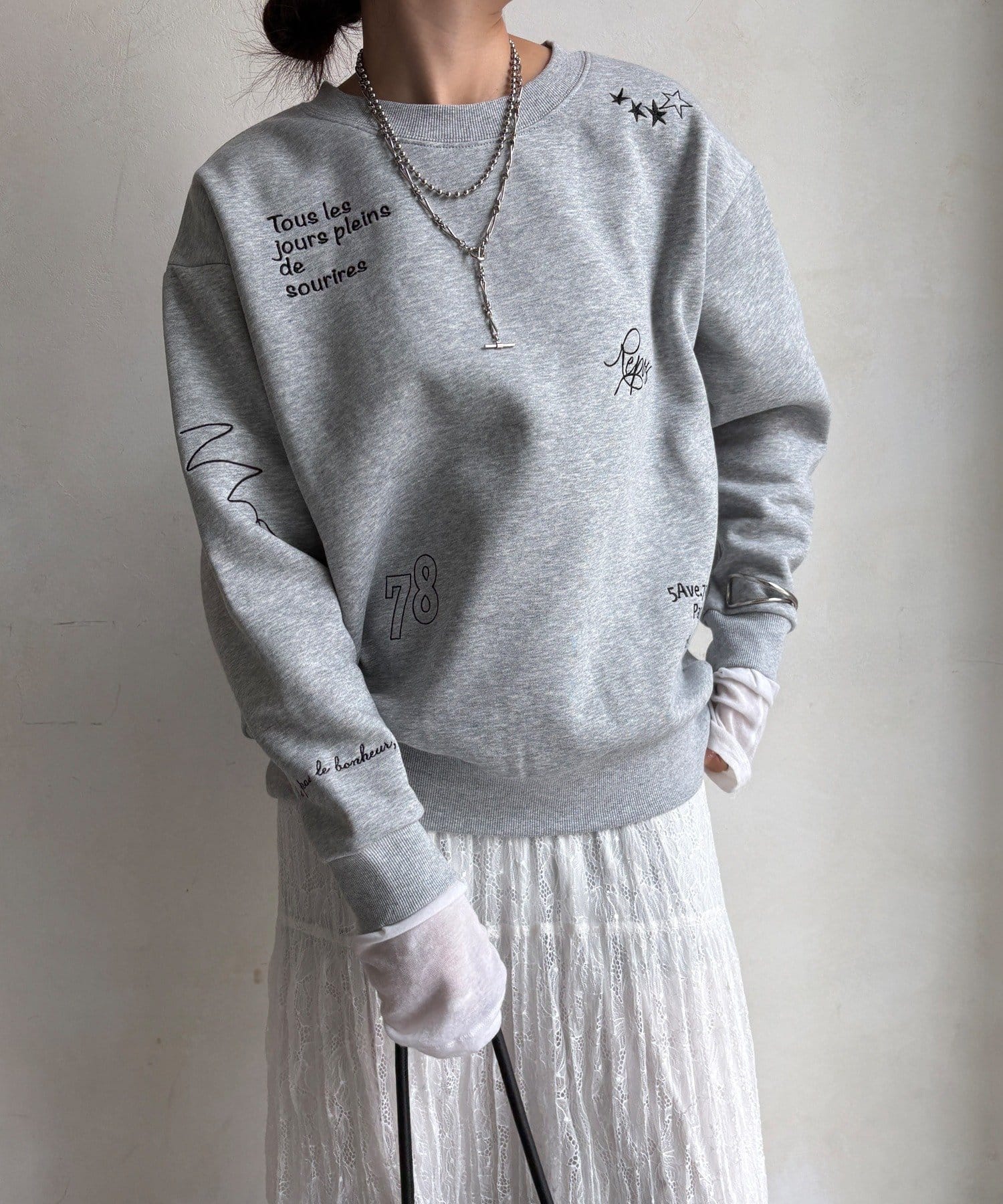 DOUDOU(ドゥドゥ) 【WEB限定】裏毛裏起毛ランダム刺繍ロゴトップス