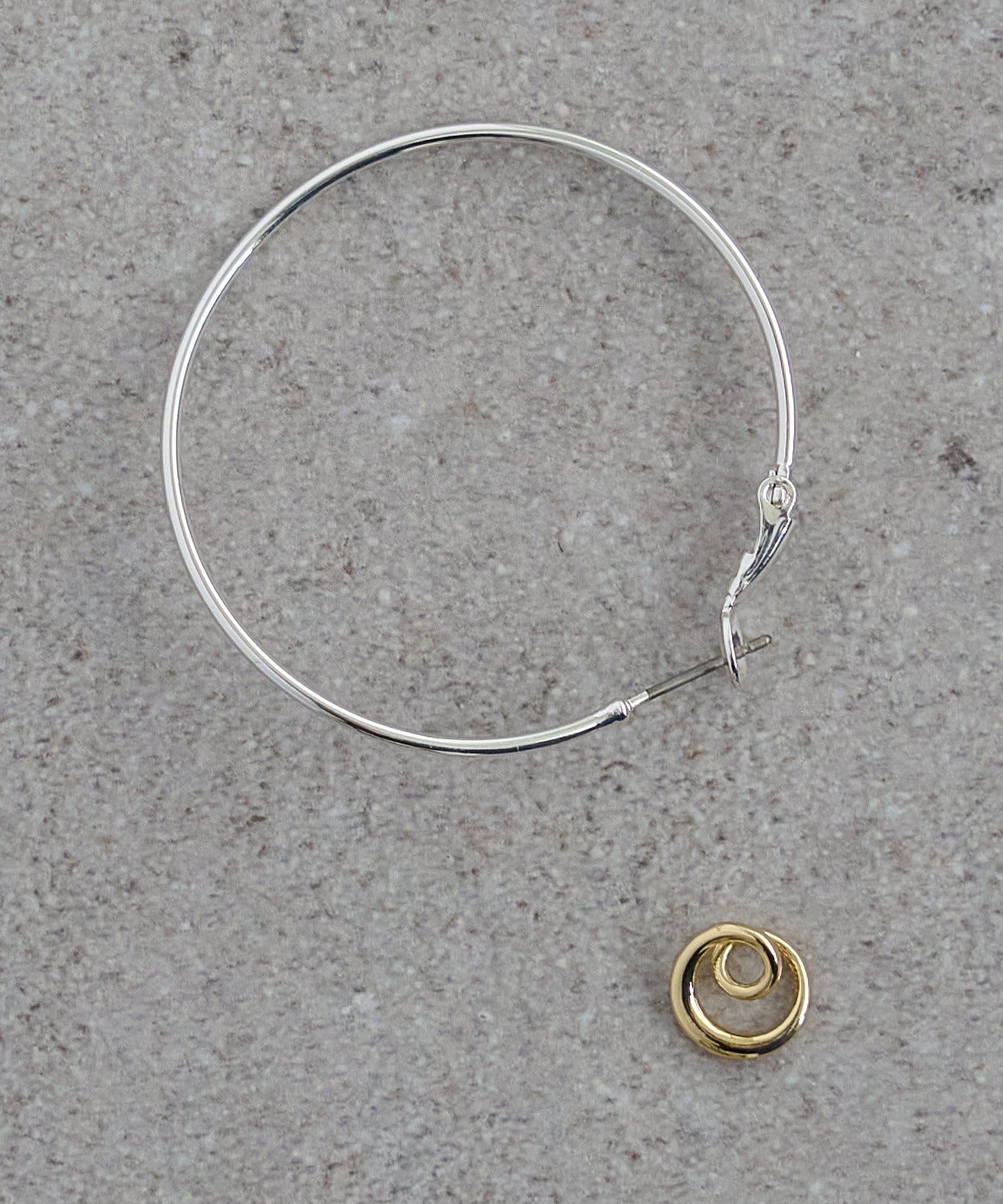 DISCOAT(ディスコート) 【GOLDY】カーリーチャームフープピアス