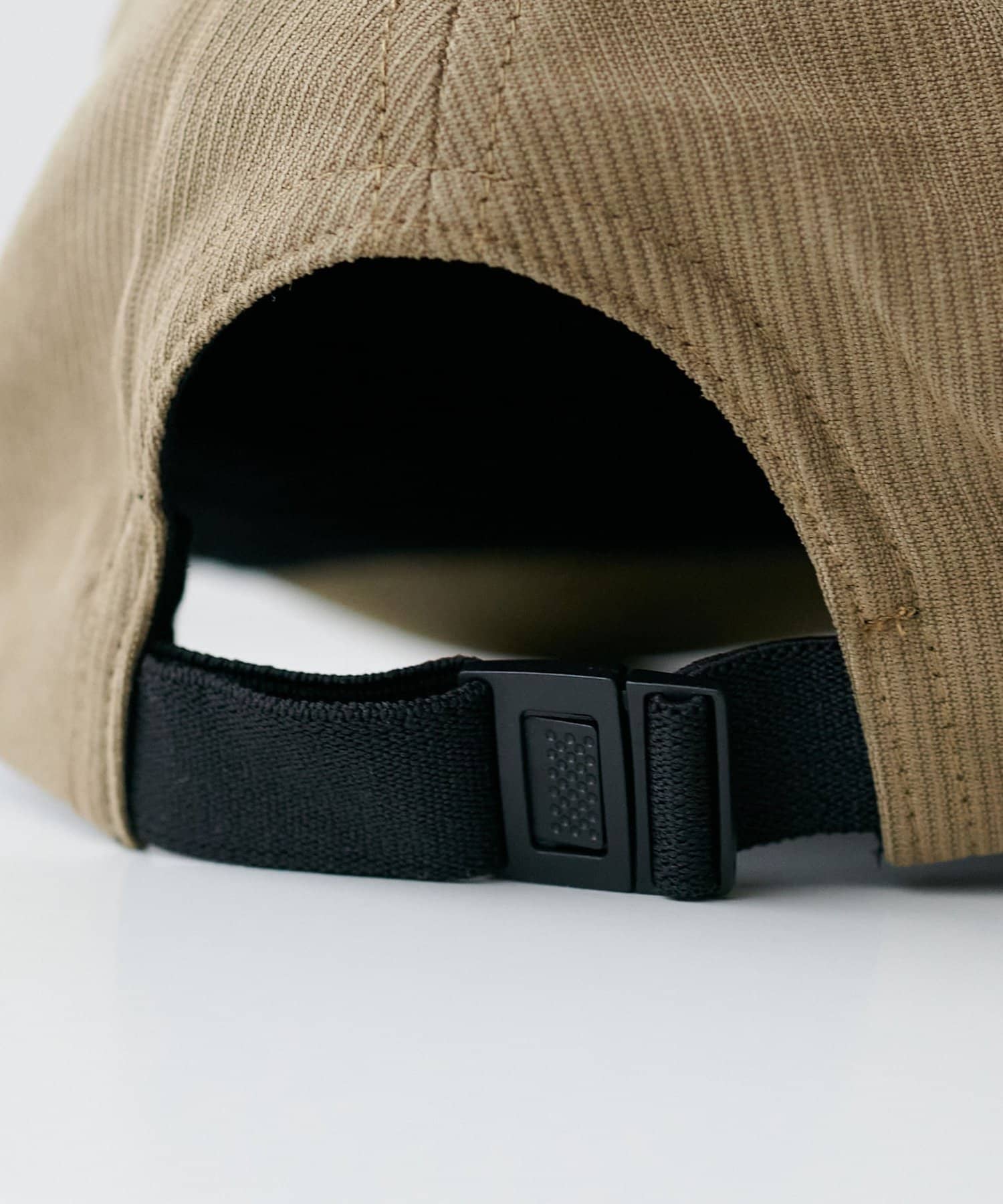 DISCOAT(ディスコート) スクエアロゴ同色刺繍CAP