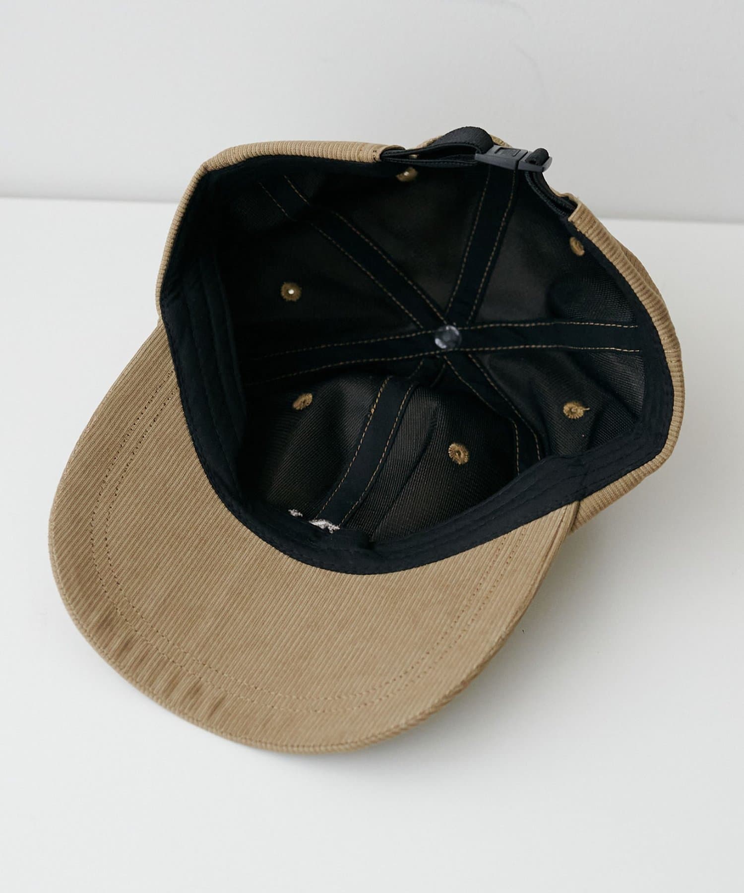 DISCOAT(ディスコート) スクエアロゴ同色刺繍CAP
