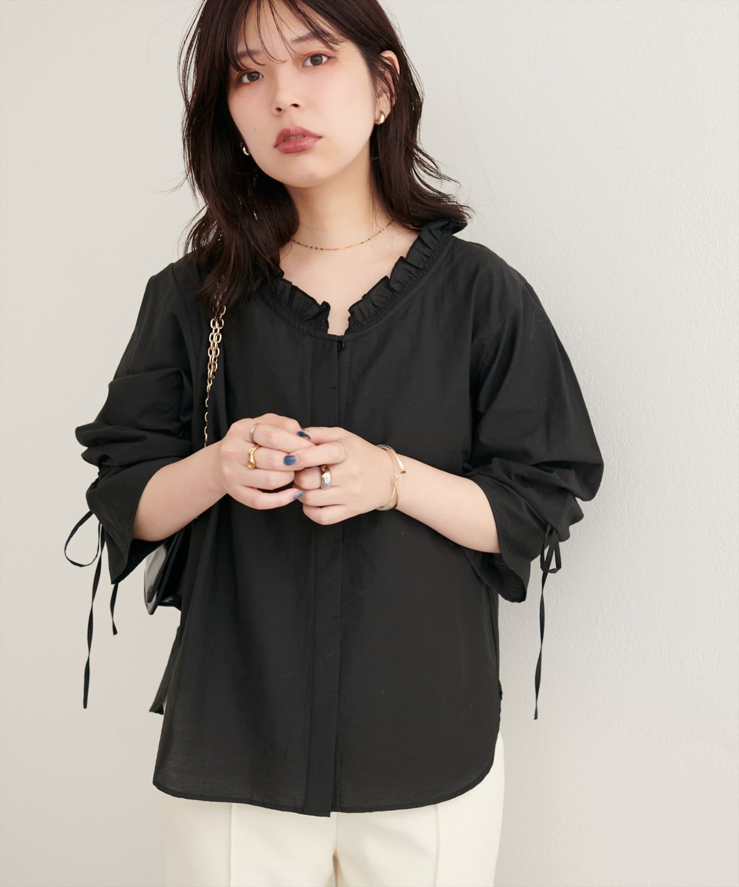natural couture(ナチュラルクチュール) 【WEB限定】フリルVネックキャンディスリーブブラウス