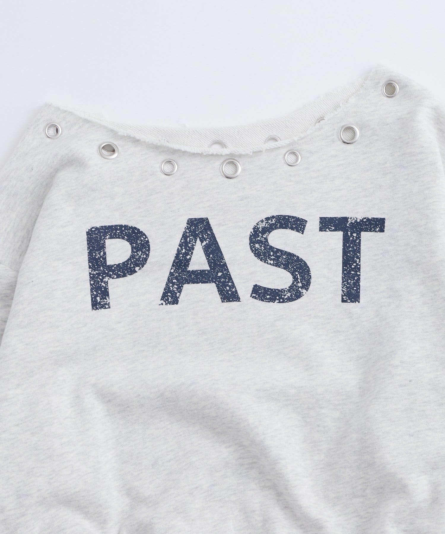 WHO’S WHO gallery(フーズフーギャラリー) ハトメオフショルロゴスウェット