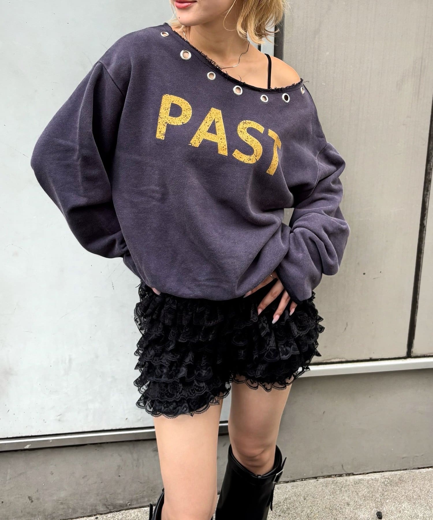 WHO’S WHO gallery(フーズフーギャラリー) ハトメオフショルロゴスウェット