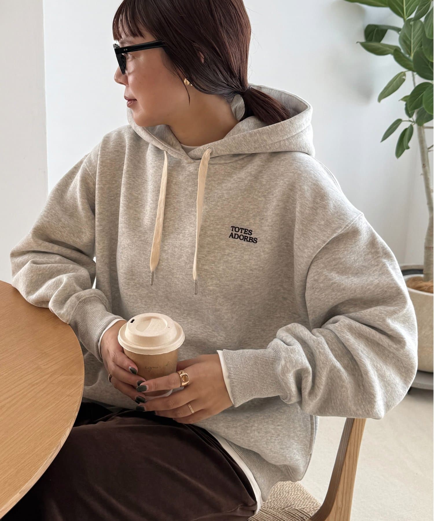 DISCOAT(ディスコート) 10/15 20:00~販売！【＠chihiro___315】刺繍ロゴビッグフードパーカー《WEB限定》