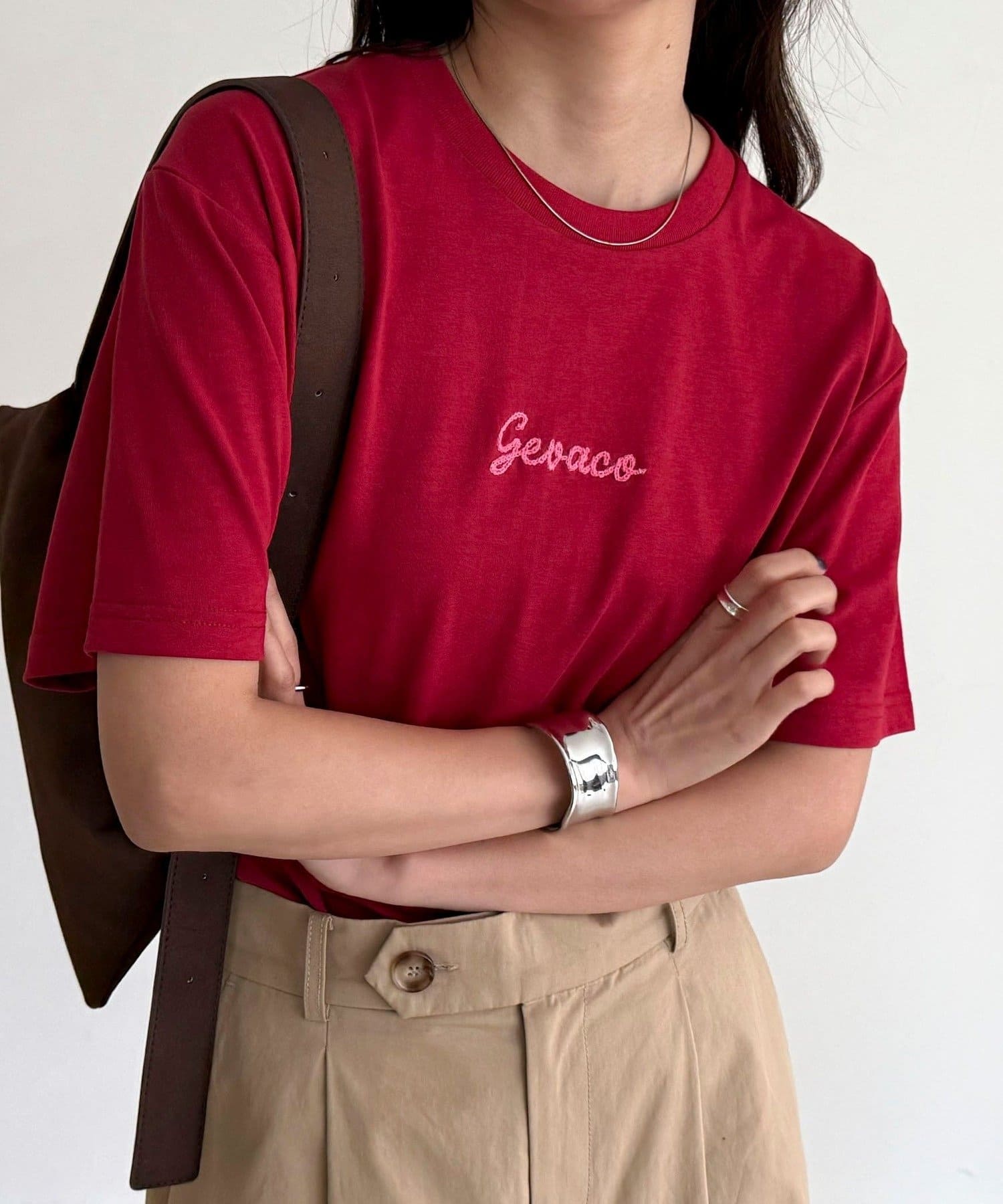 FREDY & GLOSTER(フレディ アンド グロスター) 【GEVACO】ワンポイントロゴチェーン刺繍半袖Tシャツ