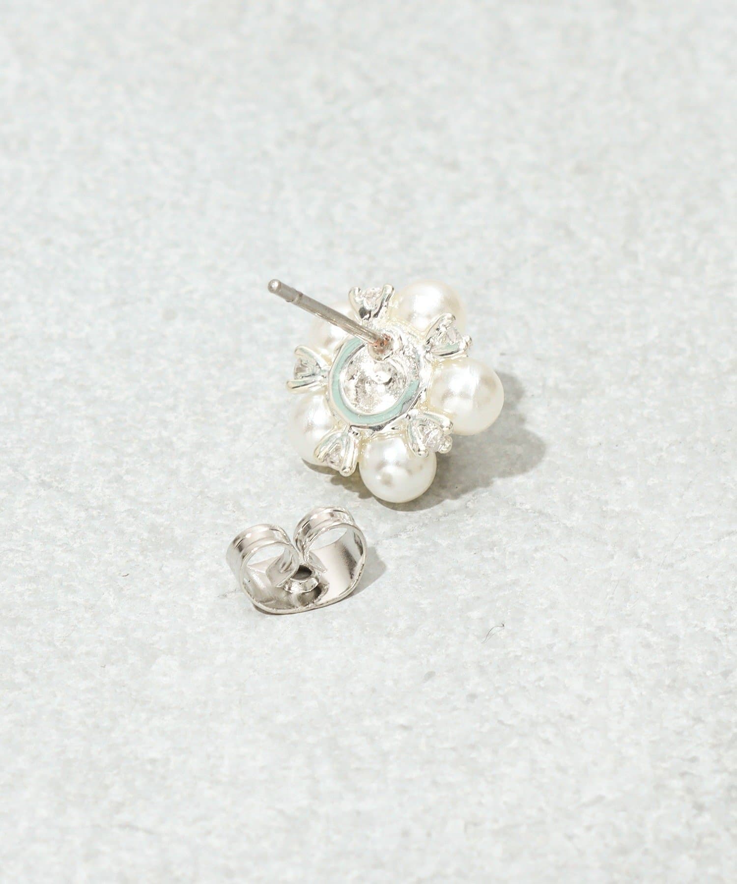 3COINS(スリーコインズ) フラワーパールピアス