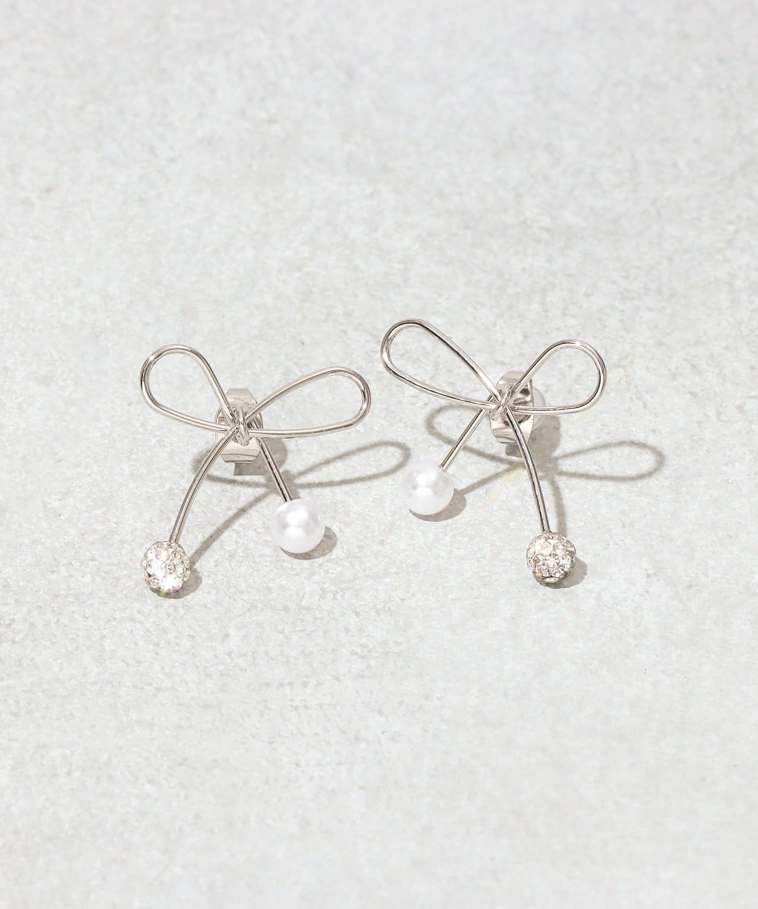 3COINS(スリーコインズ) パーツ付ラインリボンピアス
