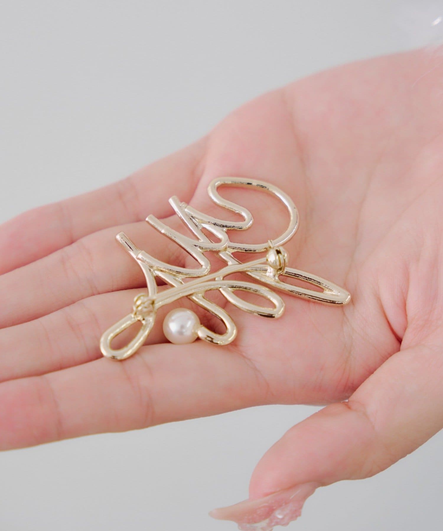 Remind me and forever(リマインドミーアンドフォーエバー) 【ブローチ付】オフショルシャギーニット