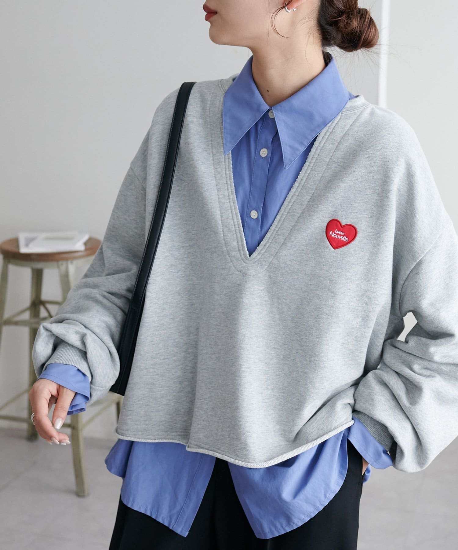 DISCOAT(ディスコート) 【抜け感スウェット/重ね着にも♪】切りっぱなしVネックワッペン裏毛プルオーバー《WEB限定》