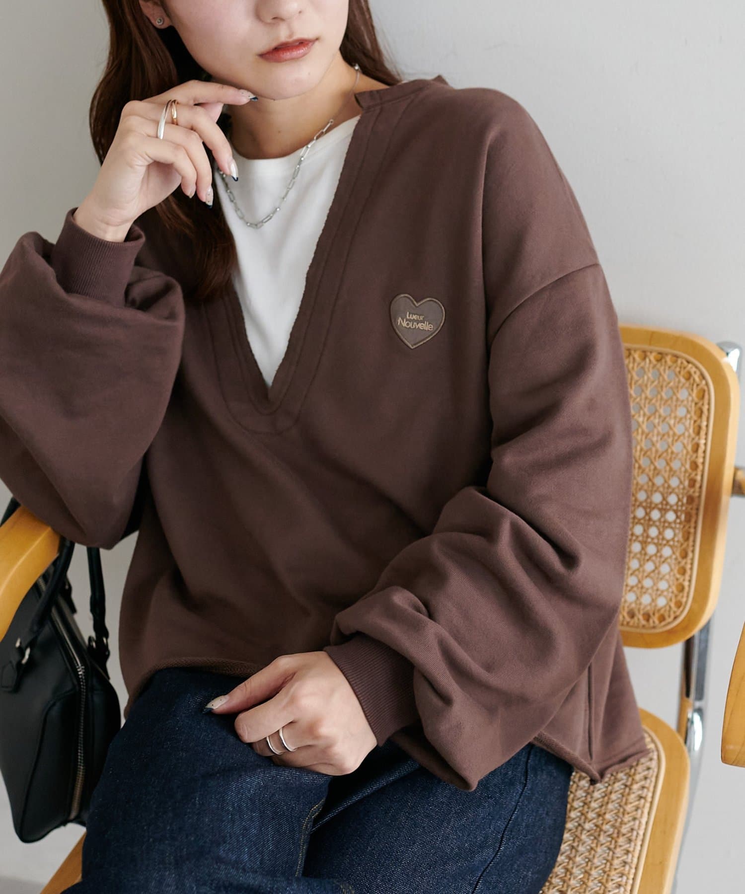 DISCOAT(ディスコート) 【抜け感スウェット/重ね着にも♪】切りっぱなしVネックワッペン裏毛プルオーバー《WEB限定》