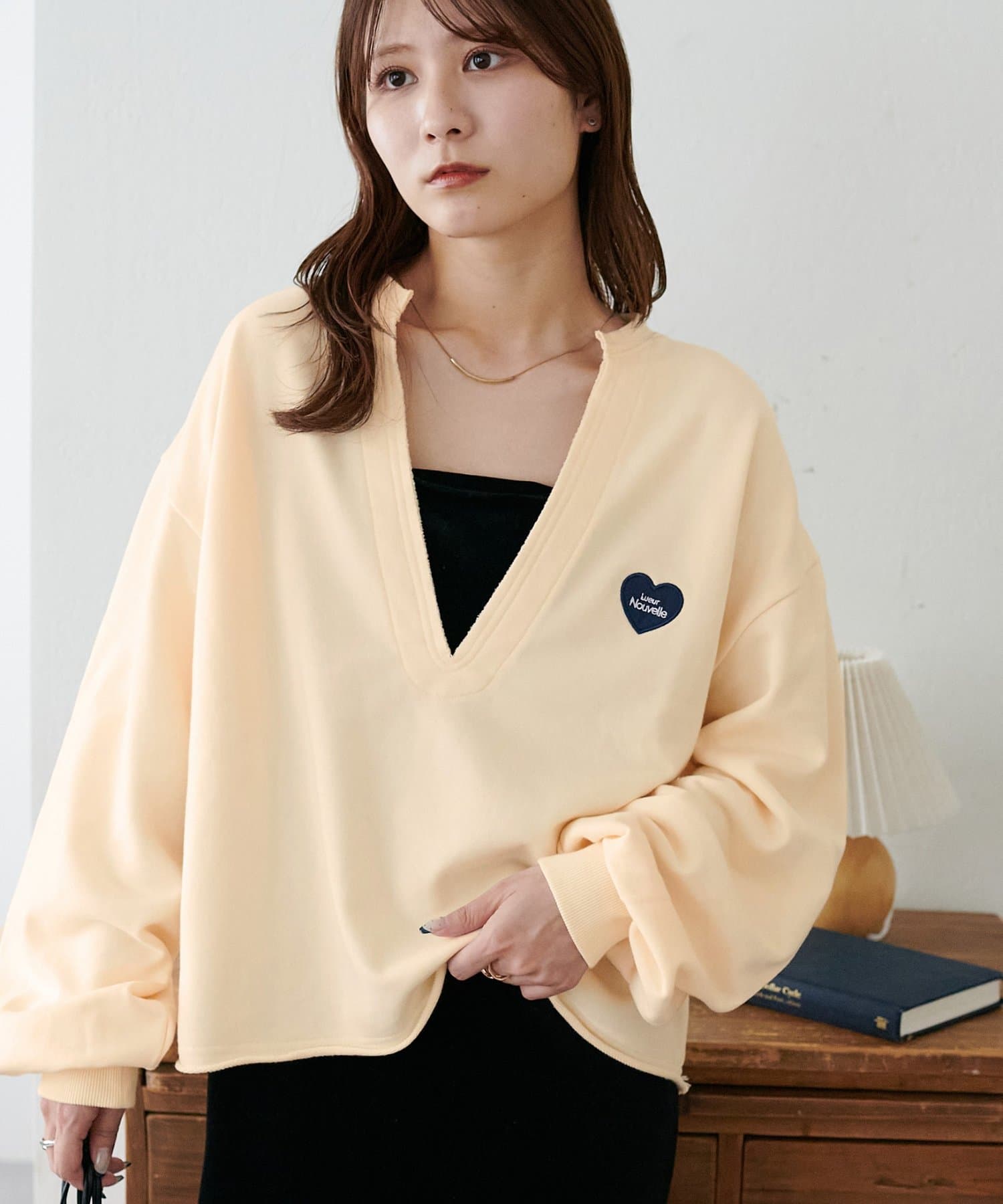 DISCOAT(ディスコート) 【抜け感スウェット/重ね着にも♪】切りっぱなしVネックワッペン裏毛プルオーバー《WEB限定》