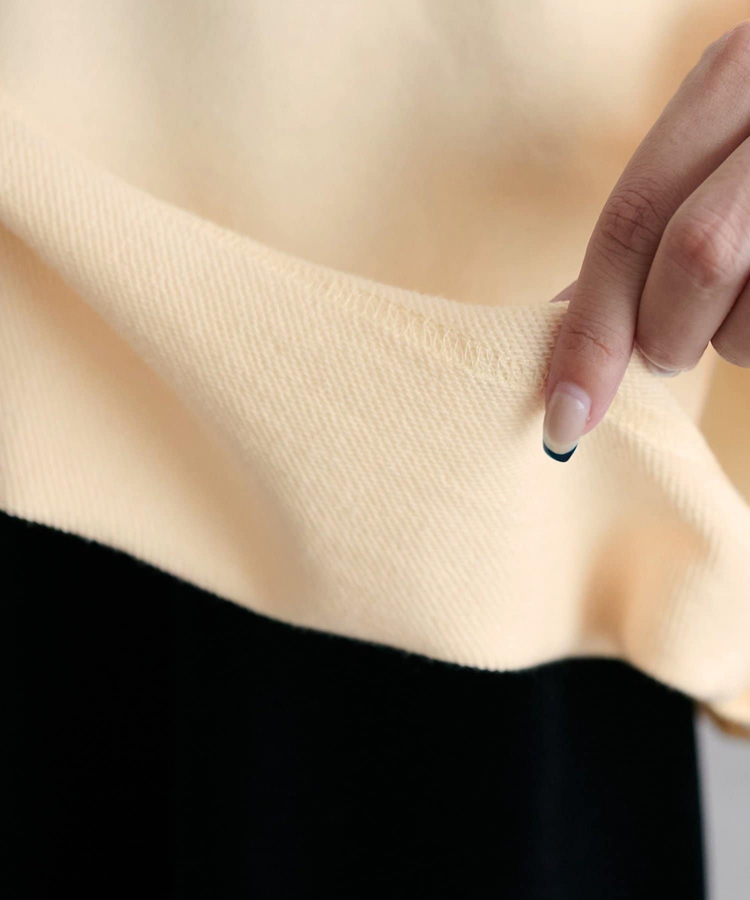 DISCOAT(ディスコート) 【抜け感スウェット/重ね着にも♪】切りっぱなしVネックワッペン裏毛プルオーバー《WEB限定》