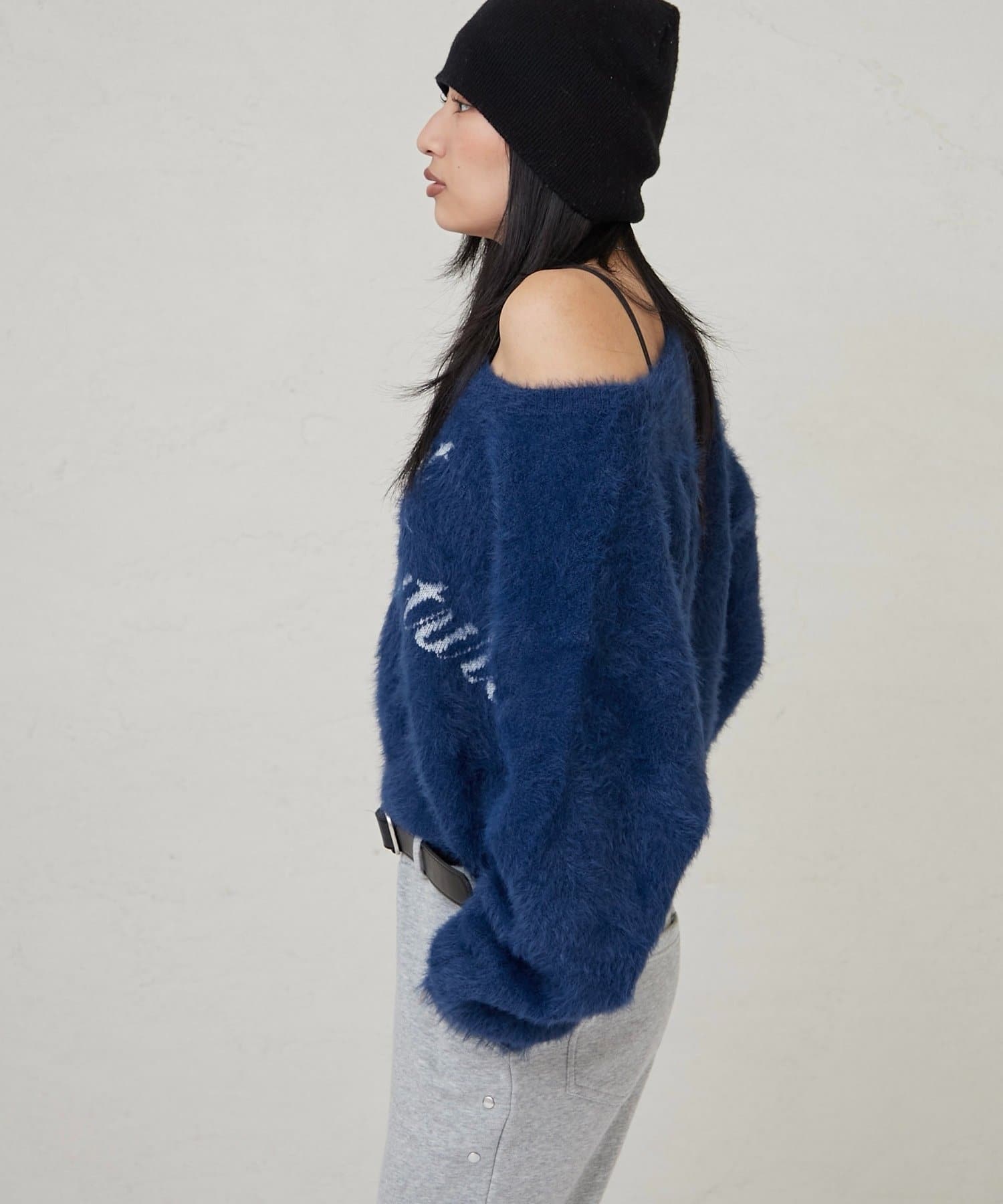 WHO’S WHO gallery(フーズフーギャラリー) シャギーロゴオフショルニット