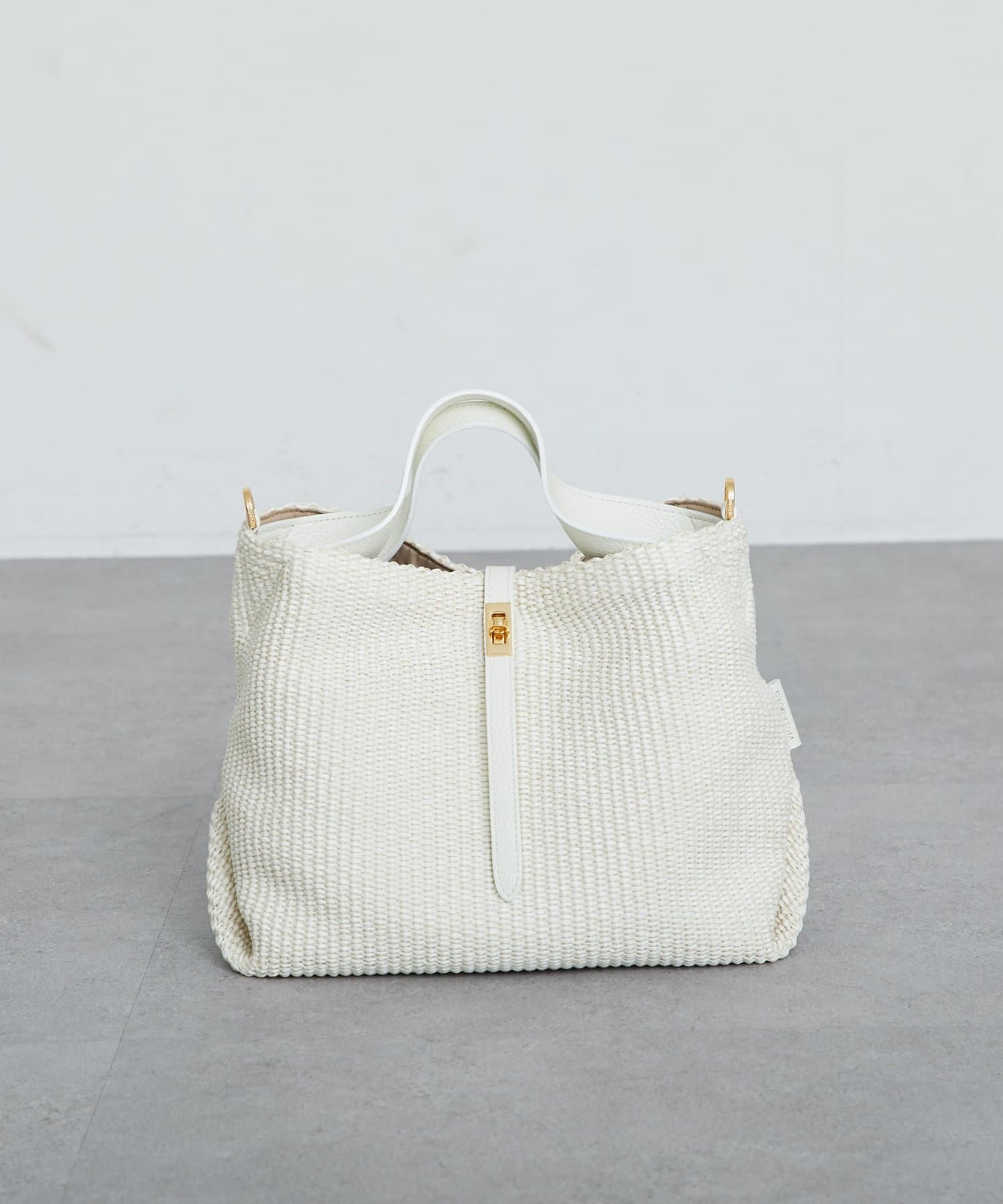 La boutique BonBon(ラブティックボンボン) 【ヴィオラドーロ】ラフィア調シートストラップ付ビッグバッグ