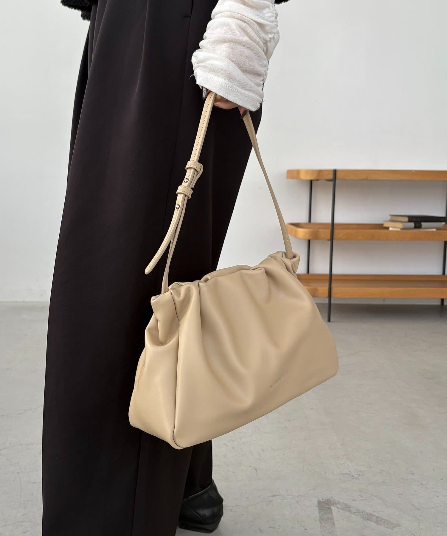 CAPRICIEUX LE'MAGE(カプリシュレマージュ) 【新色/ライトベージュ】クラウディギャザーバッグ