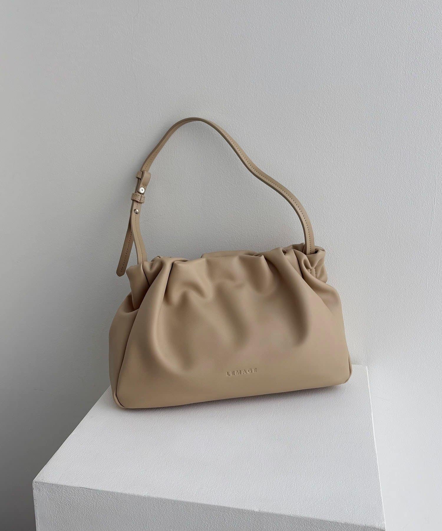 CAPRICIEUX LE'MAGE(カプリシュレマージュ) 【新色/ライトベージュ】クラウディギャザーバッグ