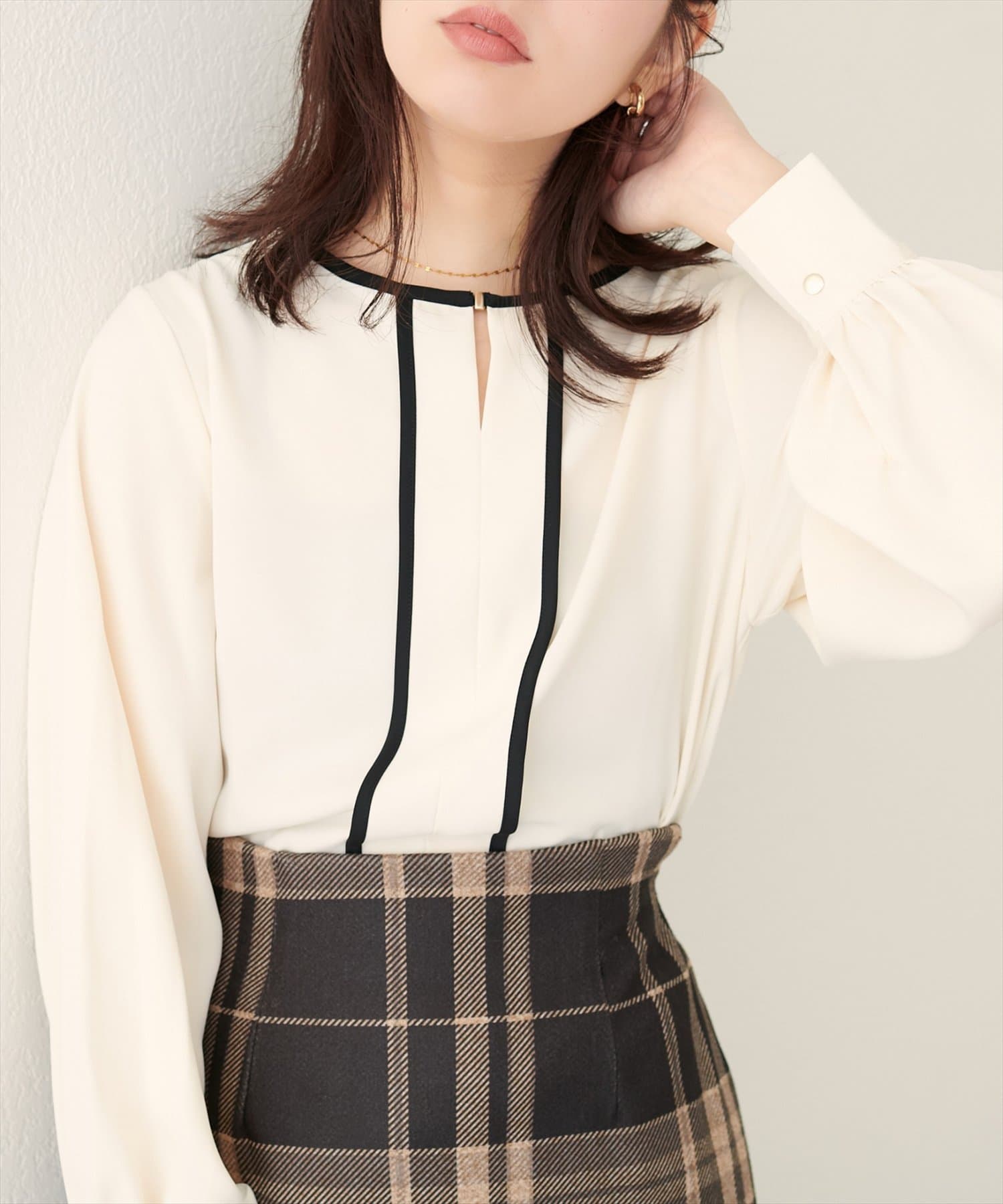 natural couture(ナチュラルクチュール) メタルホック付きパイピングブラウス