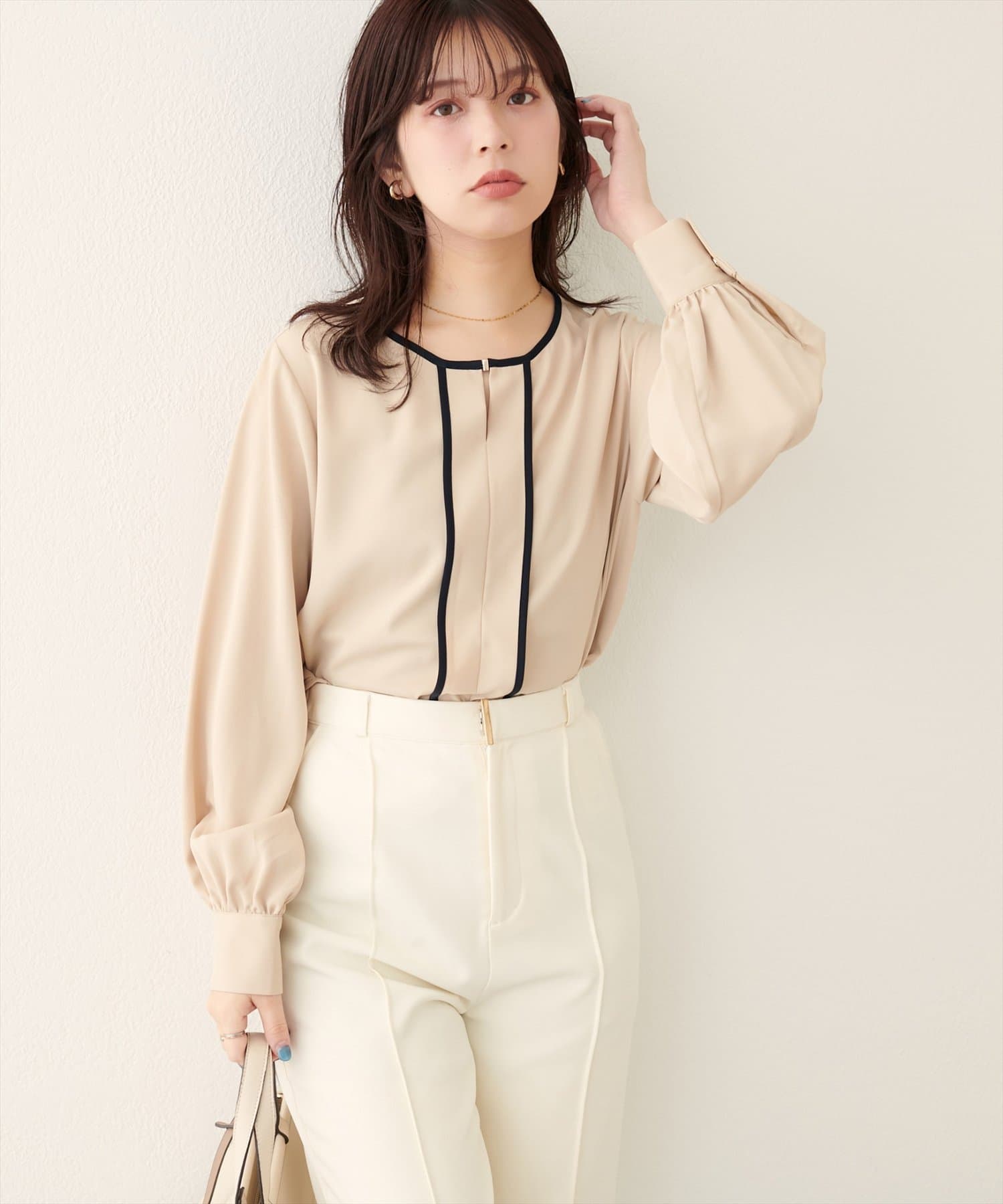 natural couture(ナチュラルクチュール) メタルホック付きパイピングブラウス