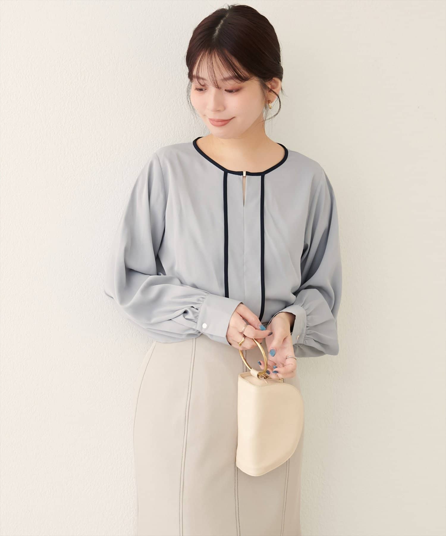natural couture(ナチュラルクチュール) メタルホック付きパイピングブラウス