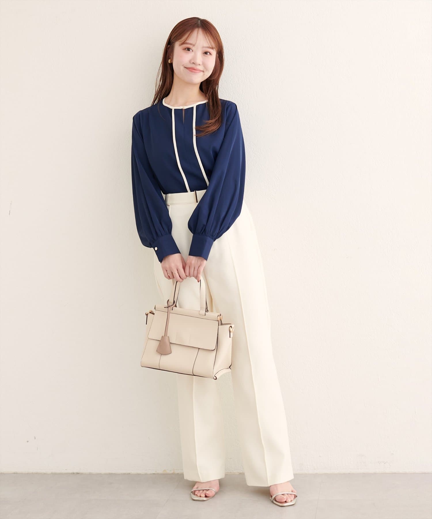 natural couture(ナチュラルクチュール) メタルホック付きパイピングブラウス