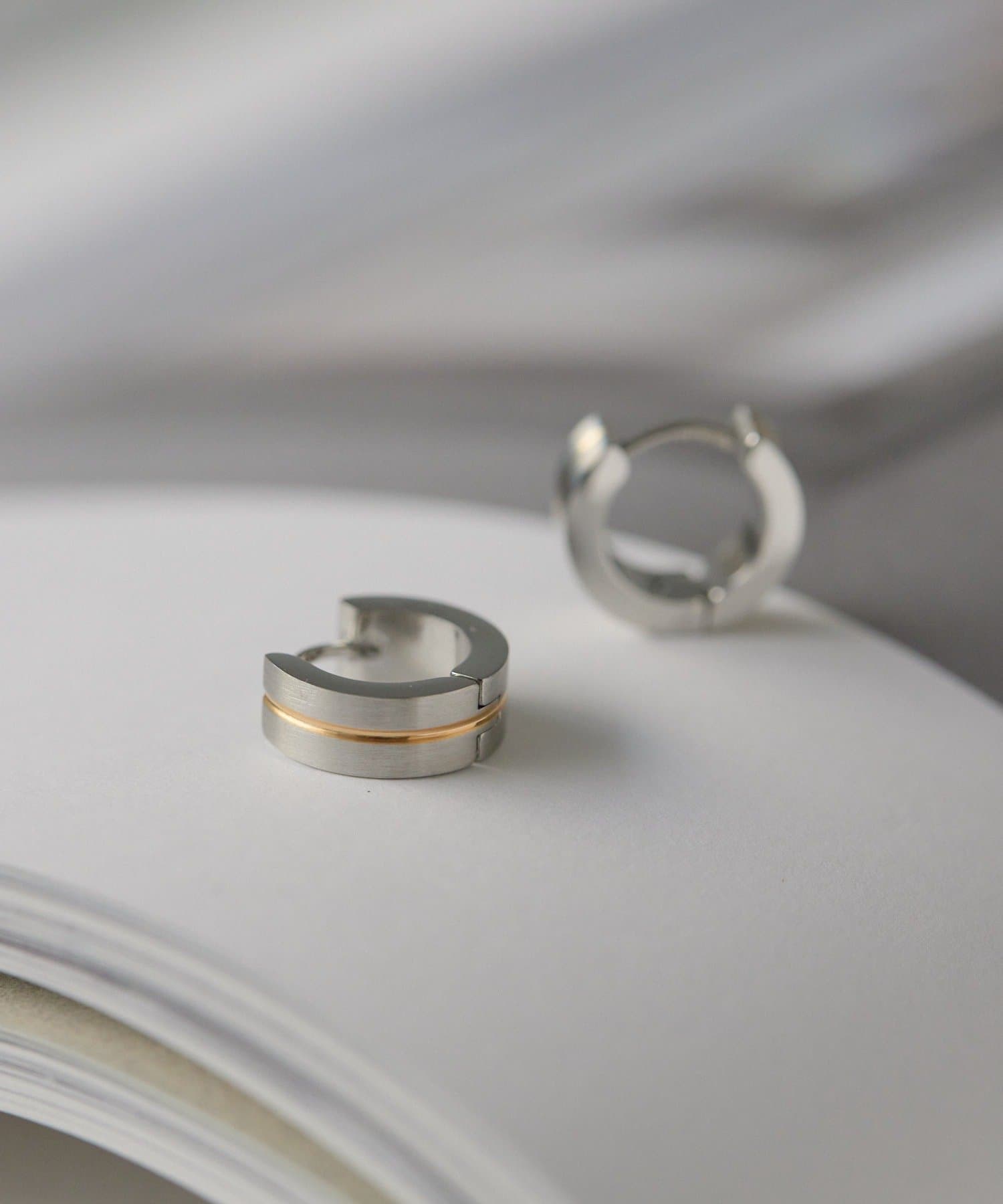 ear PAPILLONNER(イア パピヨネ) 《金属アレルギー対応/ステンレス》ゴールドラインフープピアス