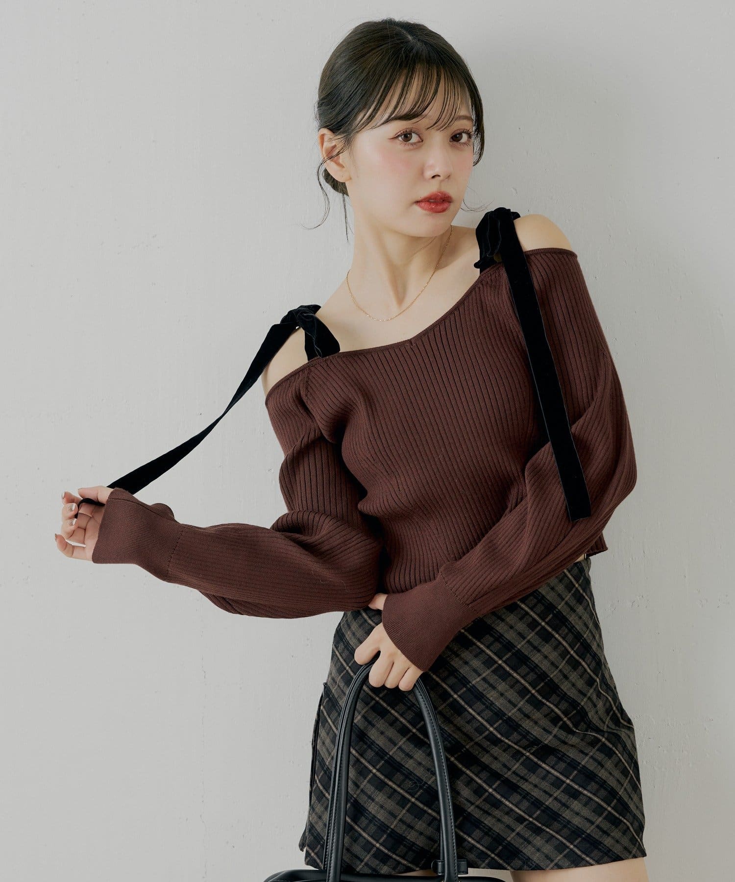 Chico(チコ) 肩リボンオフショルリブニット