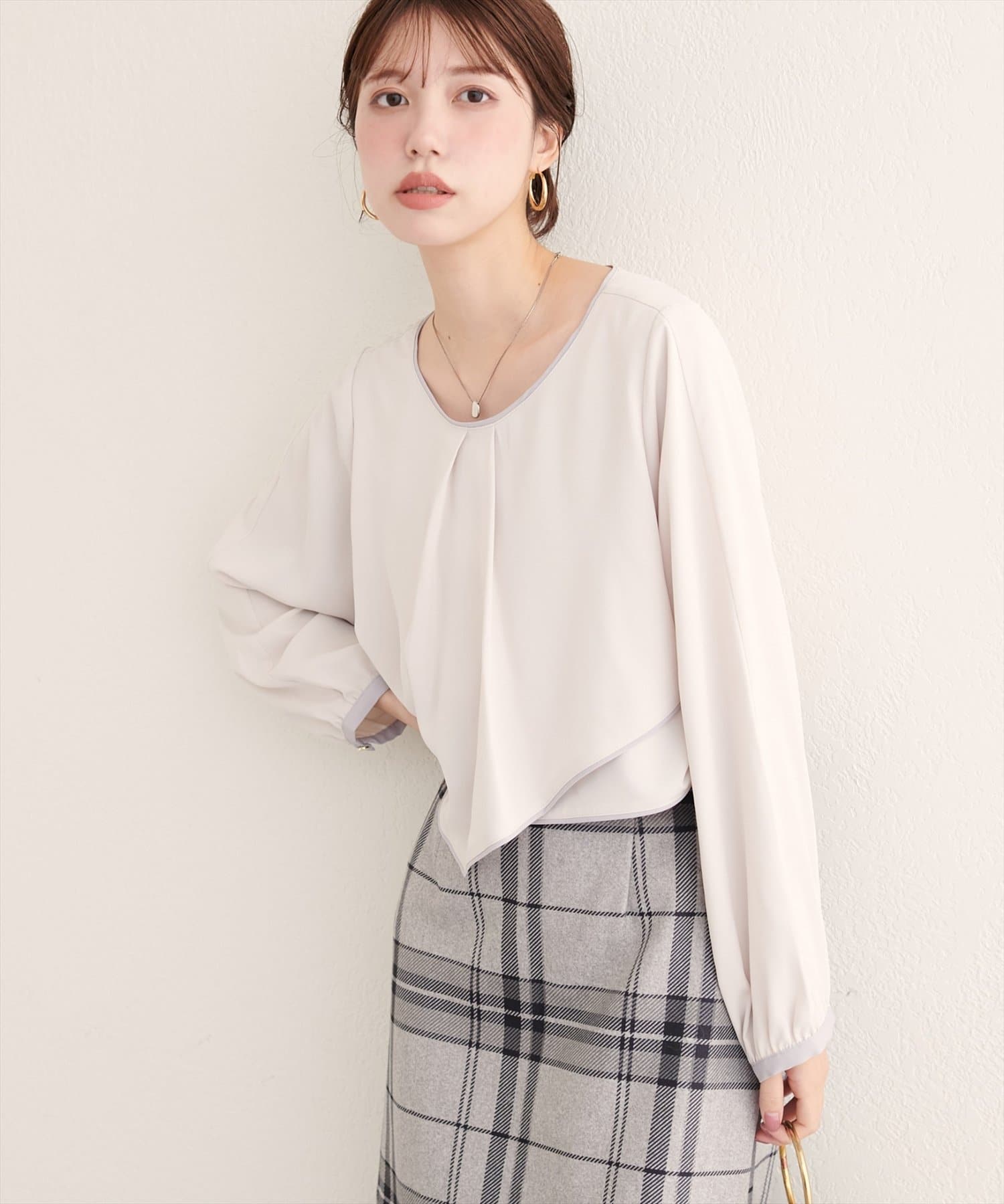 natural couture(ナチュラルクチュール) アシメパイピングボウブラウス