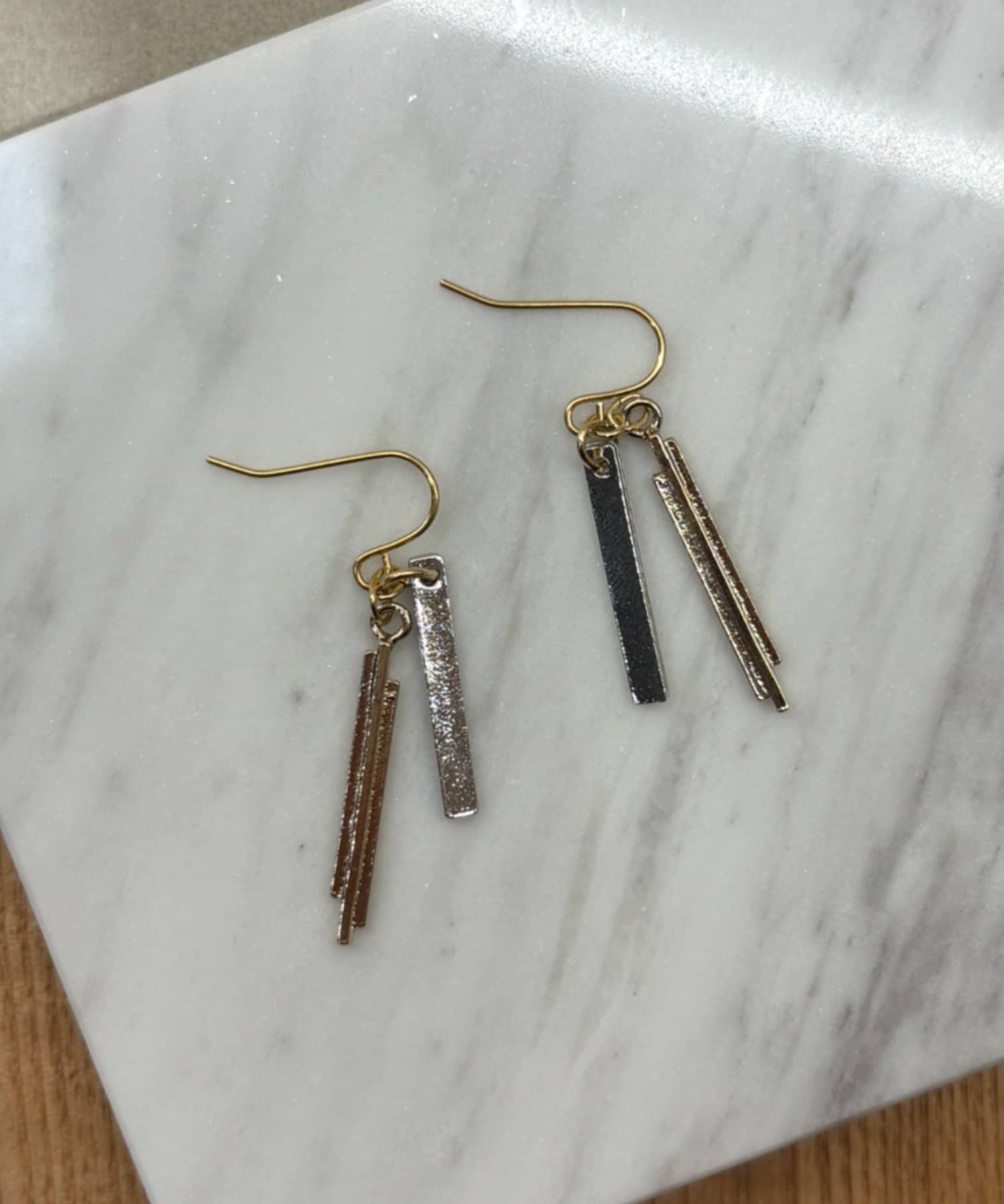 Jena　espace merveilleux(ジェナ　エスパスメルヴェイユ) バイカラーロングピアス