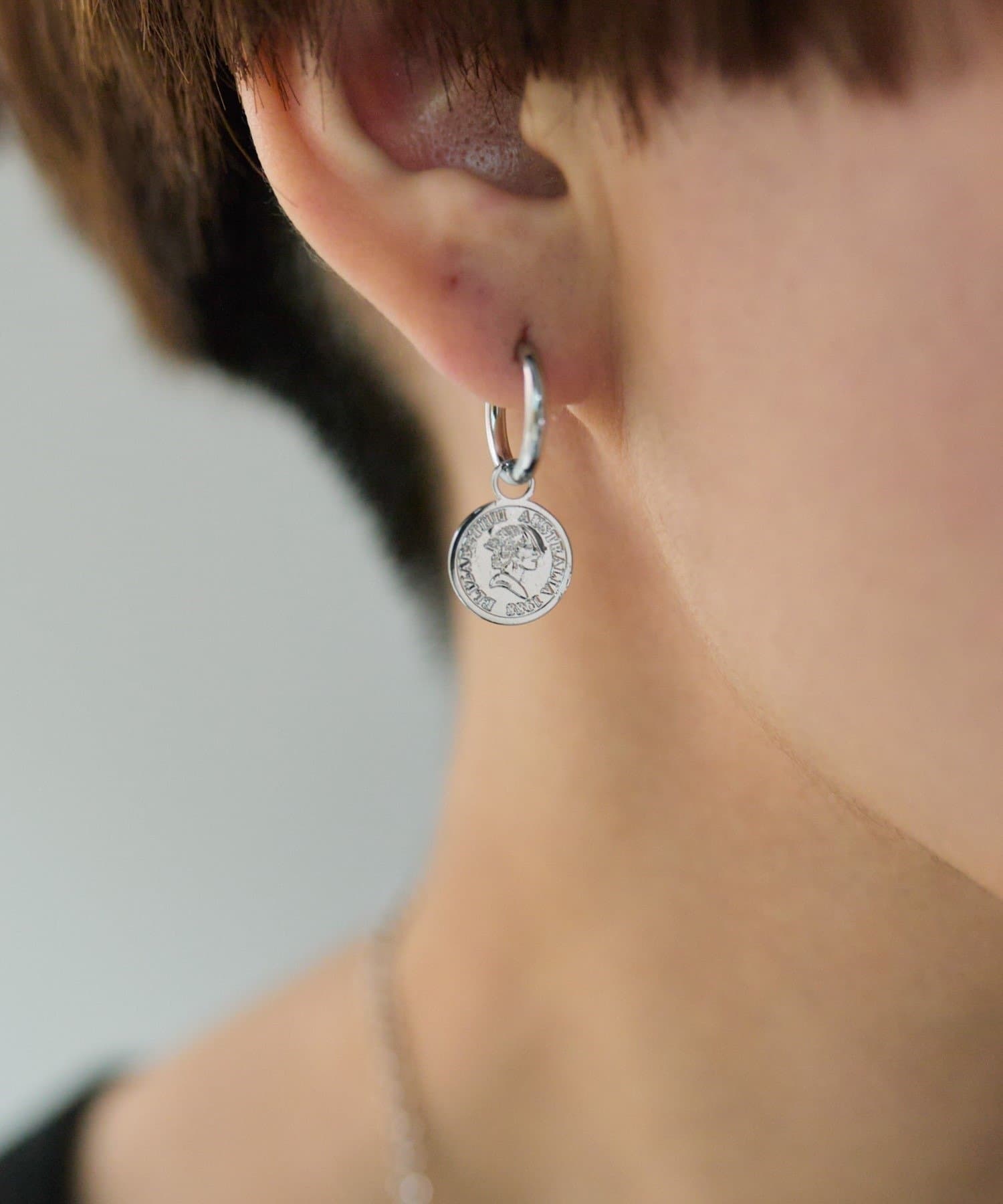 ear PAPILLONNER(イア パピヨネ) 《金属アレルギー対応/ステンレス》コイン付フープピアス
